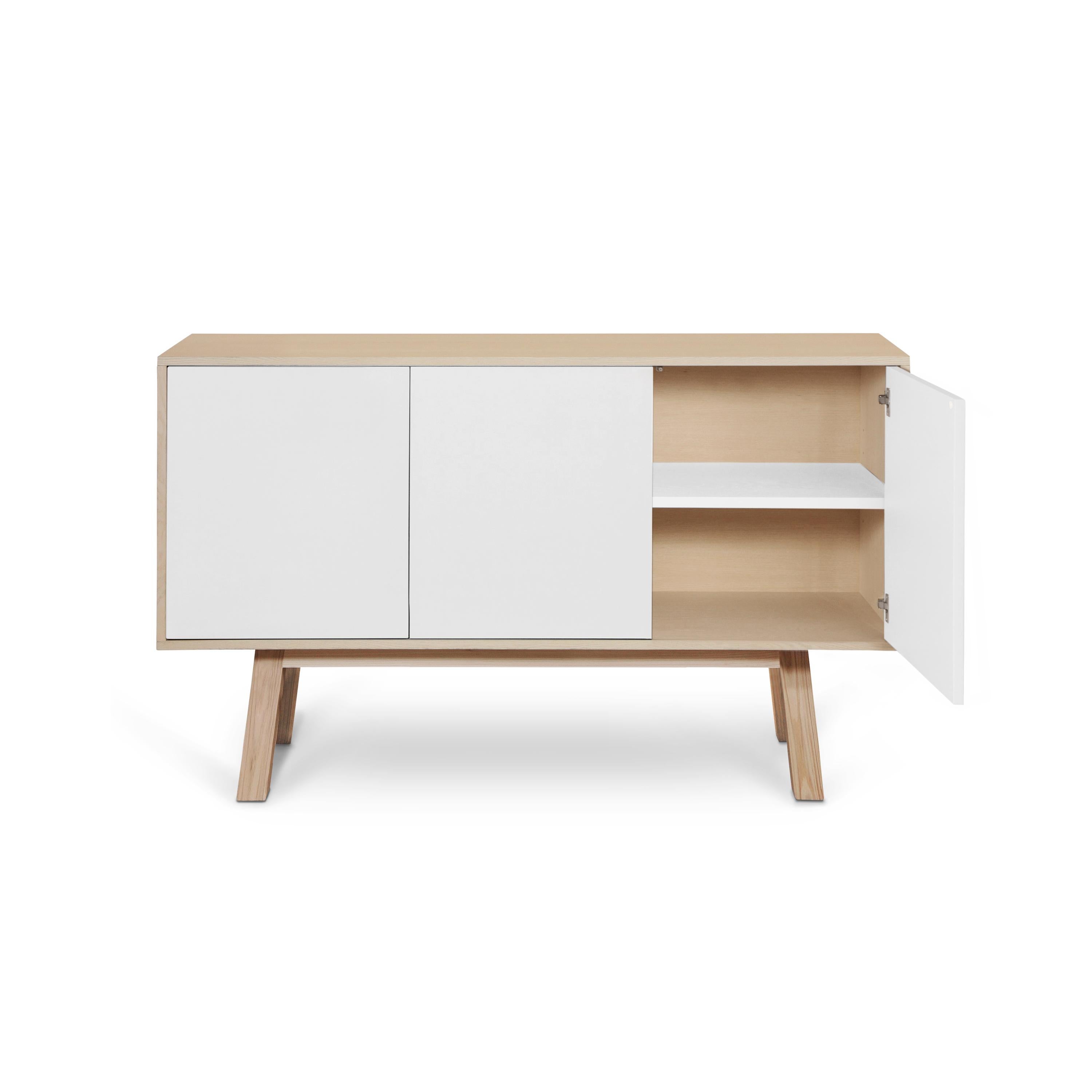 Este aparador de 3 puertas está fabricado 100% en Francia en roble, chapa de roble y con puertas lacadas en paneles de MDF. 

Las 3 puertas se abren con una presión de 