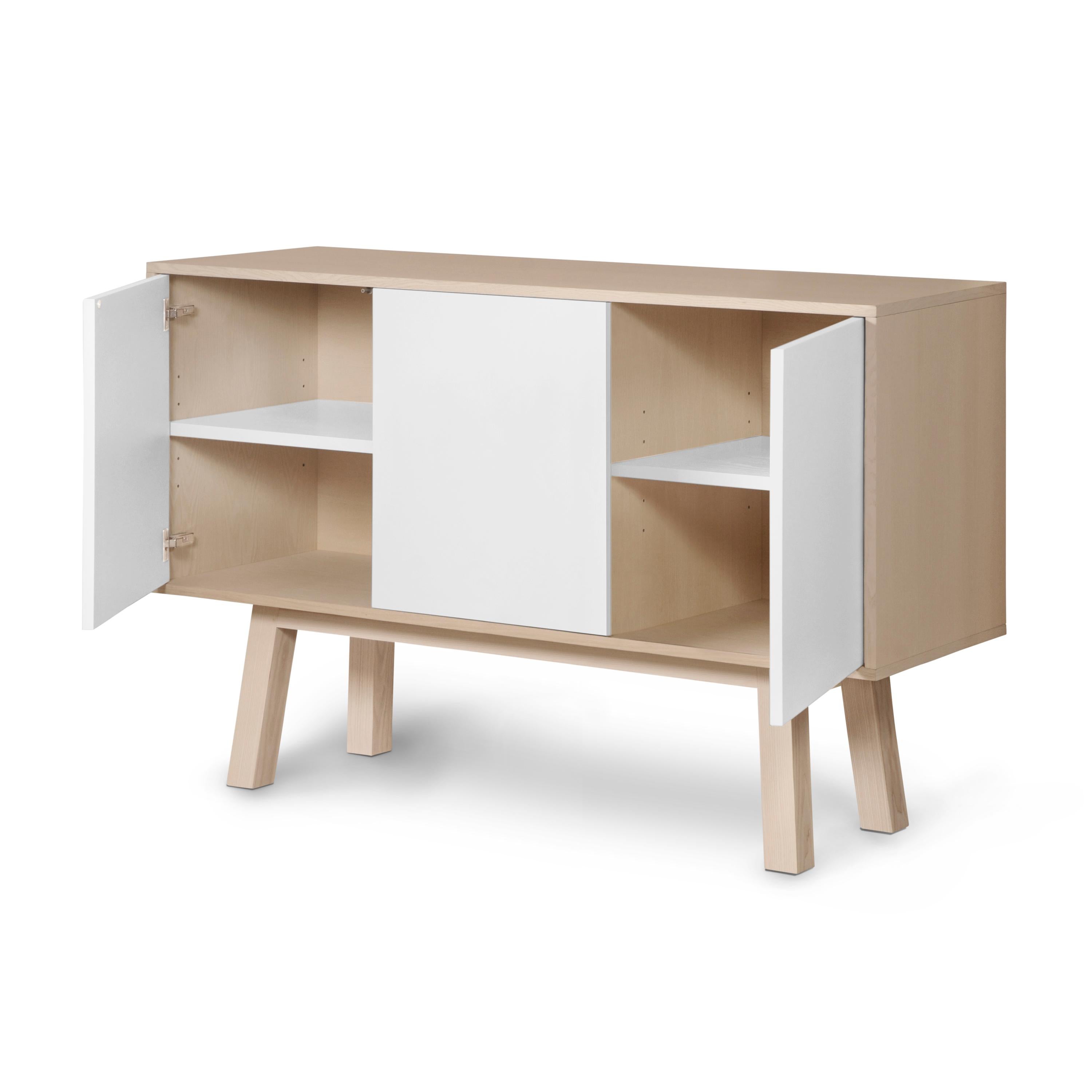 Aparador francés personalizable blanco de 3 puertas, del diseñador Eric Gizard Paris Escandinavo moderno en venta