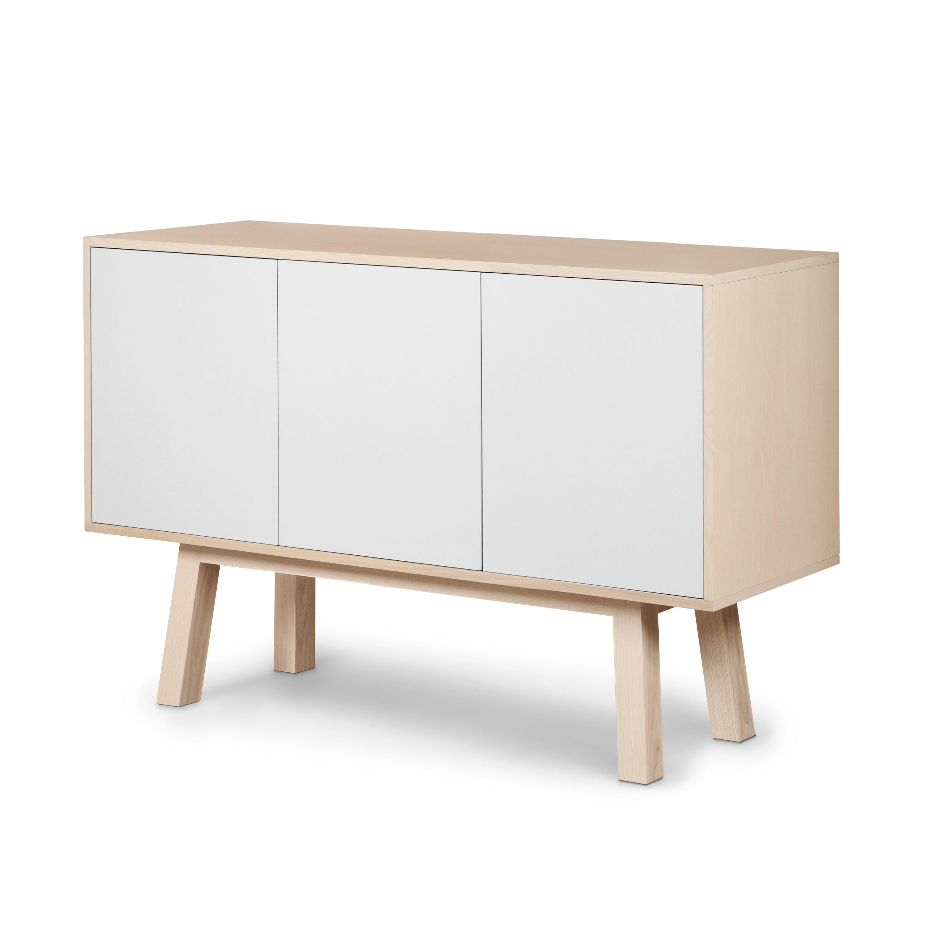 Aparador francés personalizable blanco de 3 puertas, del diseñador Eric Gizard Paris Francés en venta