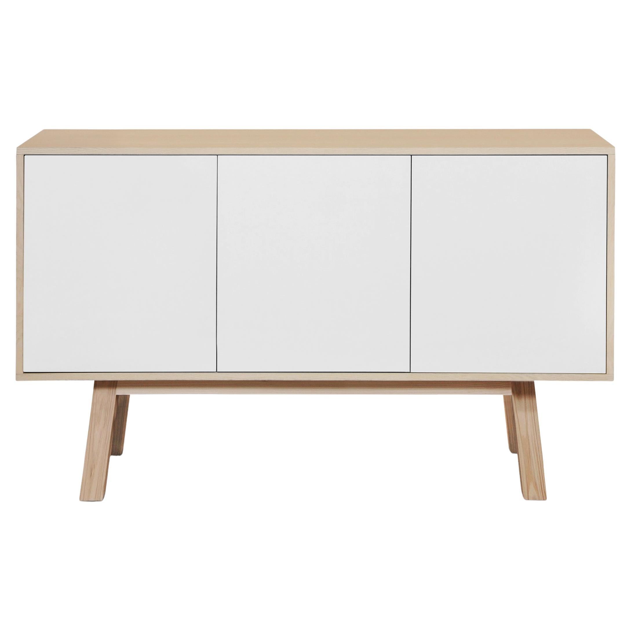 Aparador francés personalizable blanco de 3 puertas, del diseñador Eric Gizard Paris