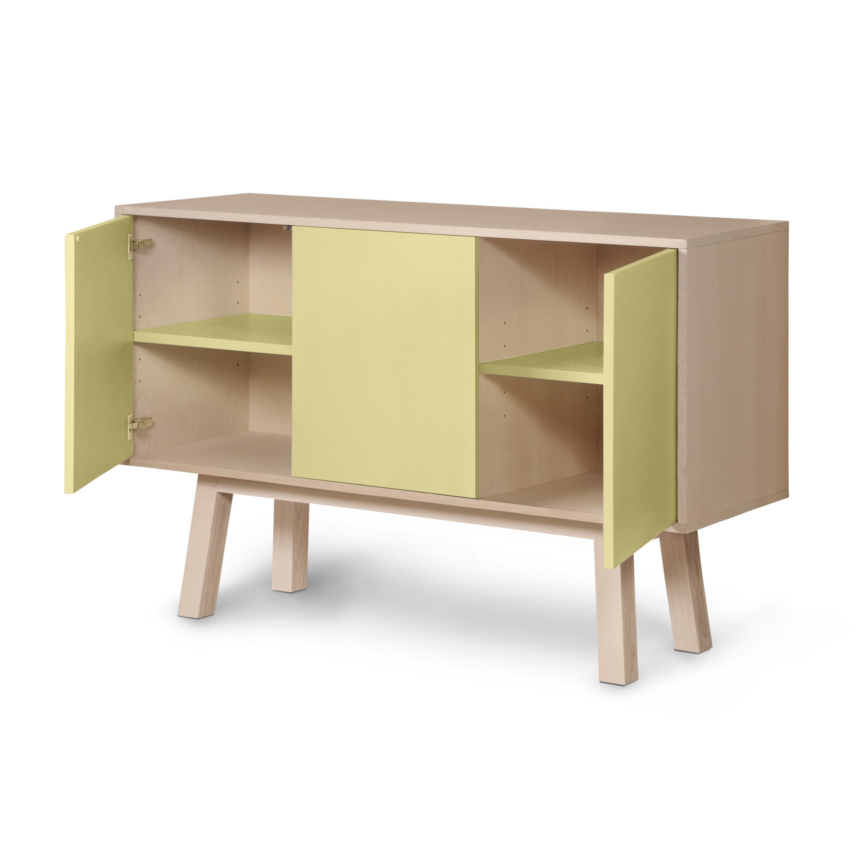 Ce buffet 3 portes est 100% fabriqué en France en chêne, placage chêne et avec des portes laquées en panneaux MDF. 

Les 3 portes s'ouvrent par une pression 