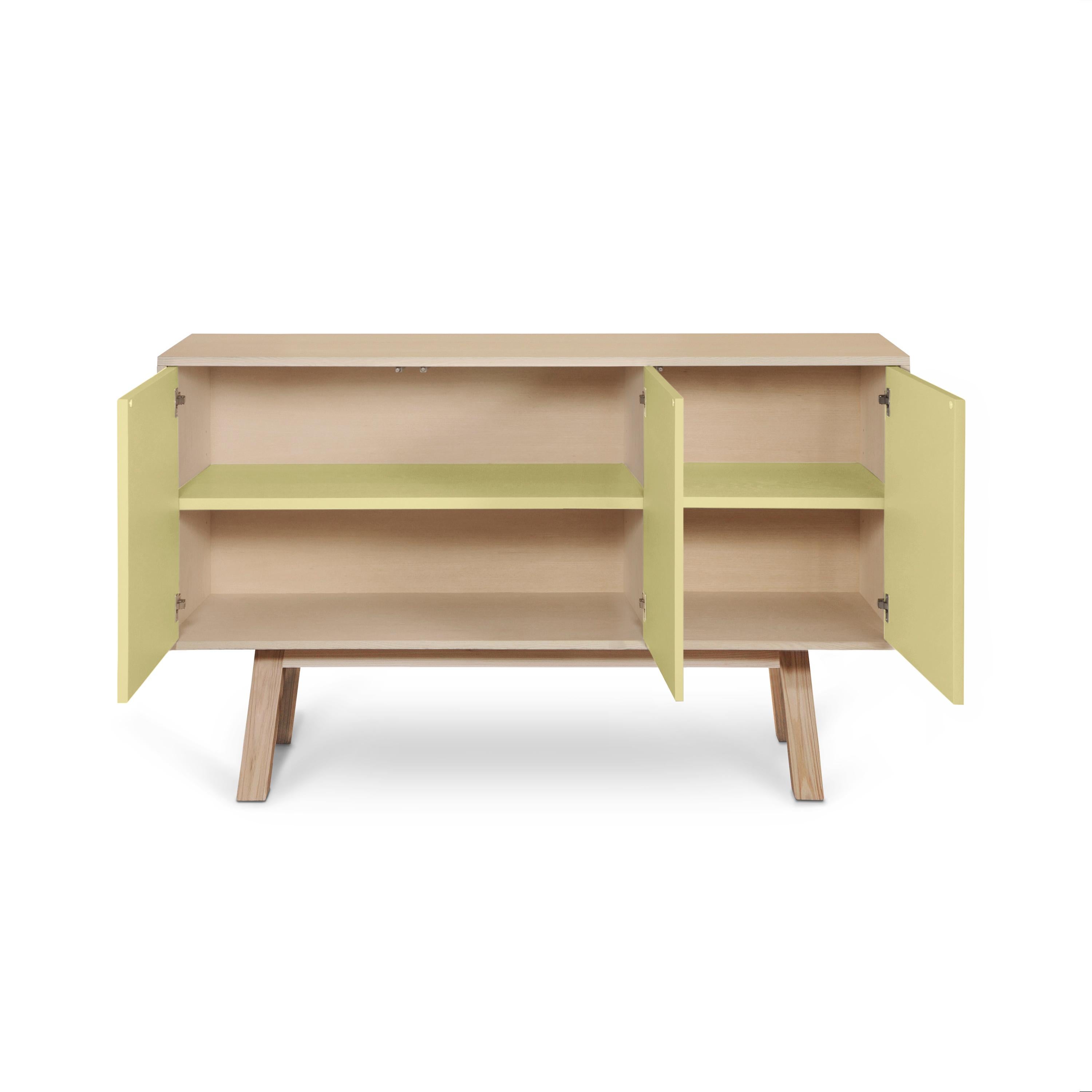 Laqué Crédence française personnalisable jaune à 3 portes, par le designer Eric Gizard Paris en vente