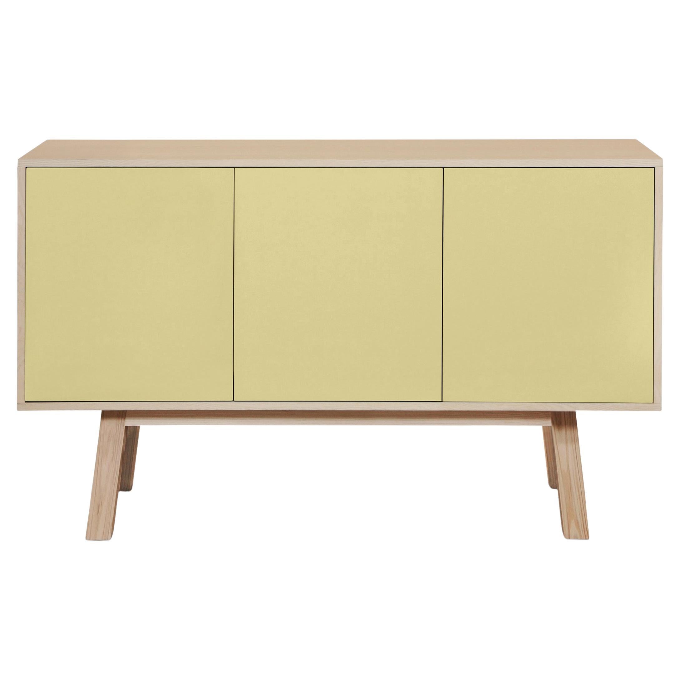 Aparador francés personalizable amarillo de 3 puertas, del diseñador Eric Gizard Paris