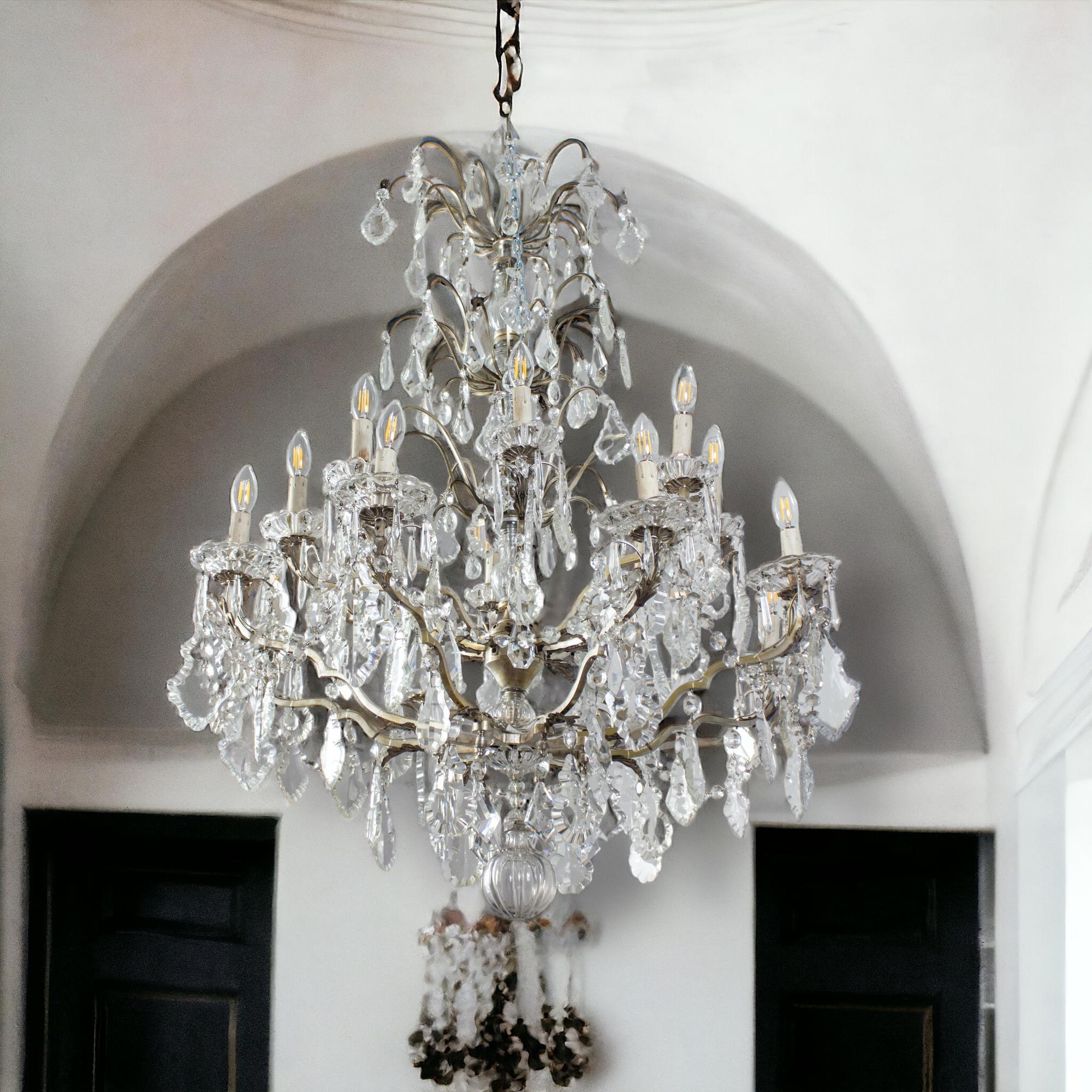 French Cut- Crystal  16 Light Chandelier, 19th Century In Excellent Condition For Sale In Rome, IT