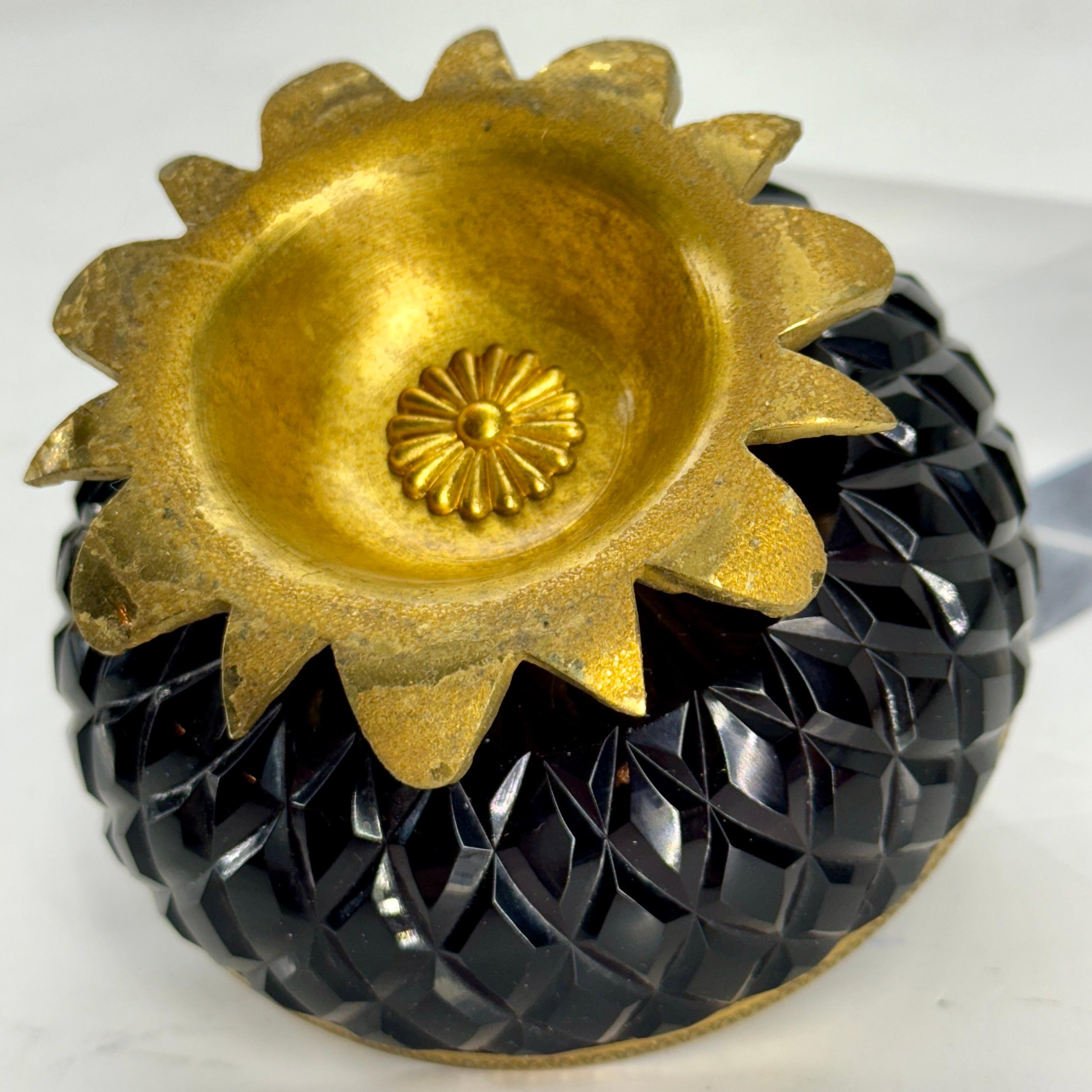 Französisches Amethystglas mit Schliff Schale vergoldete Bronze Empire im Angebot 4