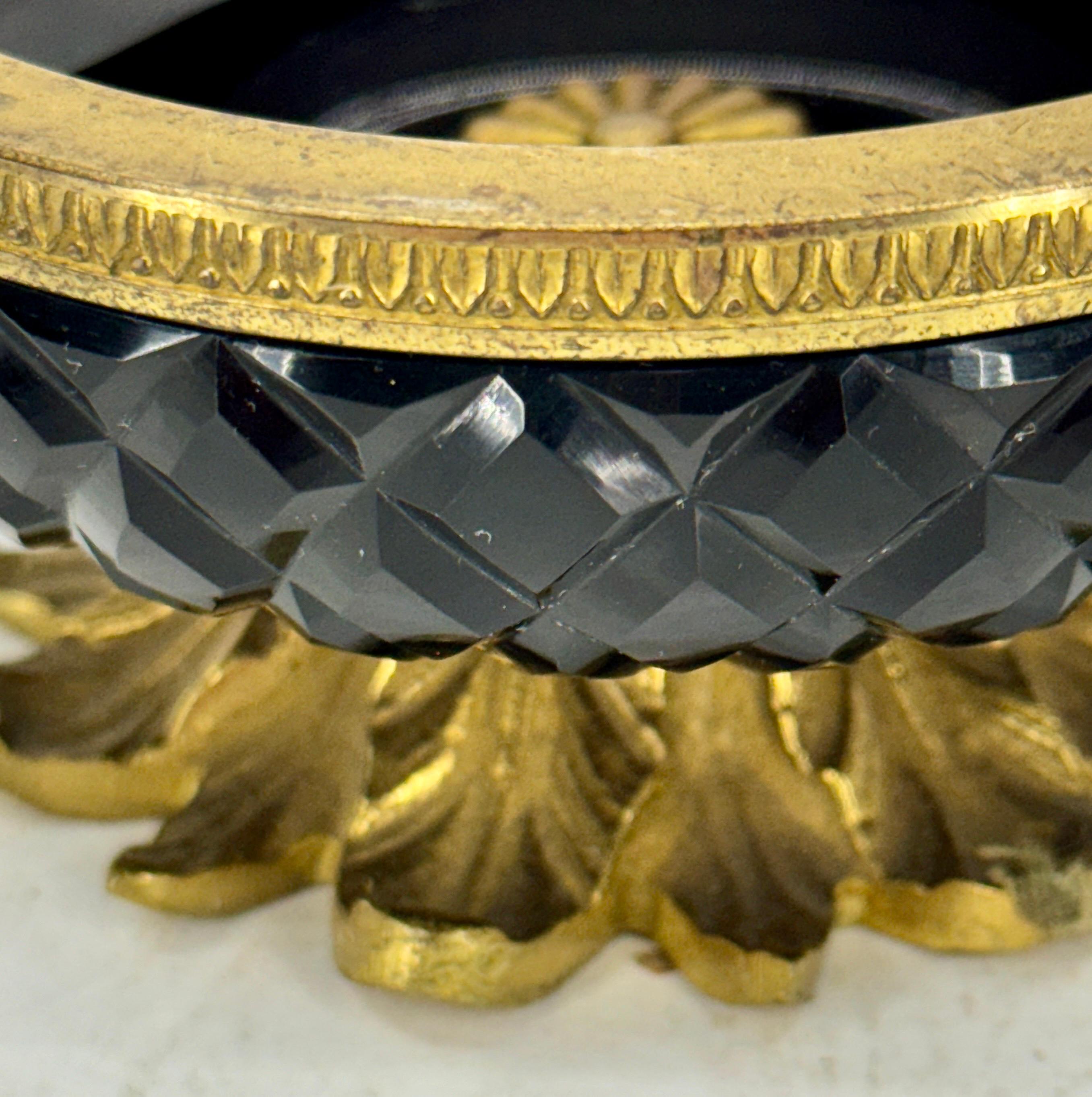 Französisches Amethystglas mit Schliff Schale vergoldete Bronze Empire im Angebot 1