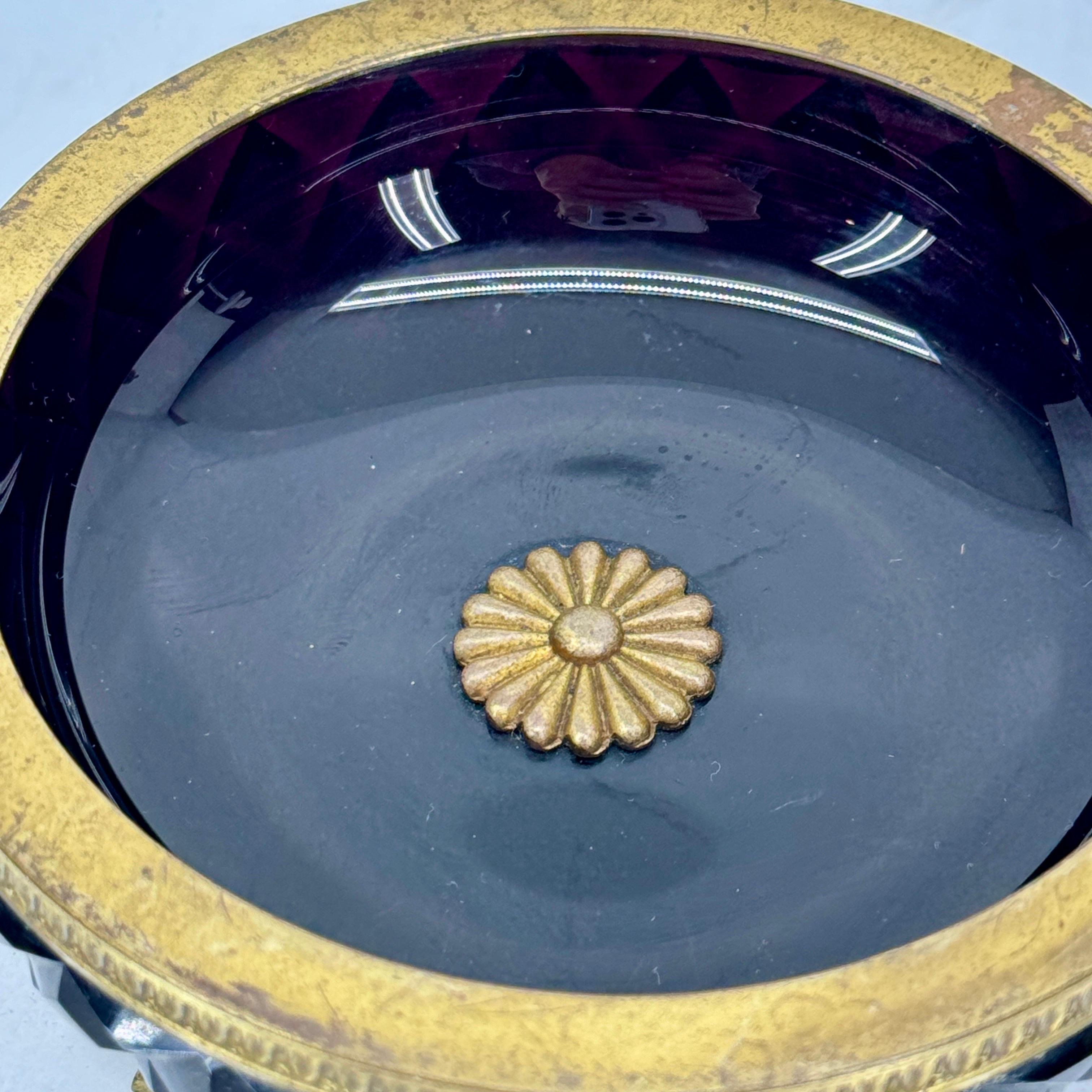 Französisches Amethystglas mit Schliff Schale vergoldete Bronze Empire im Angebot 2