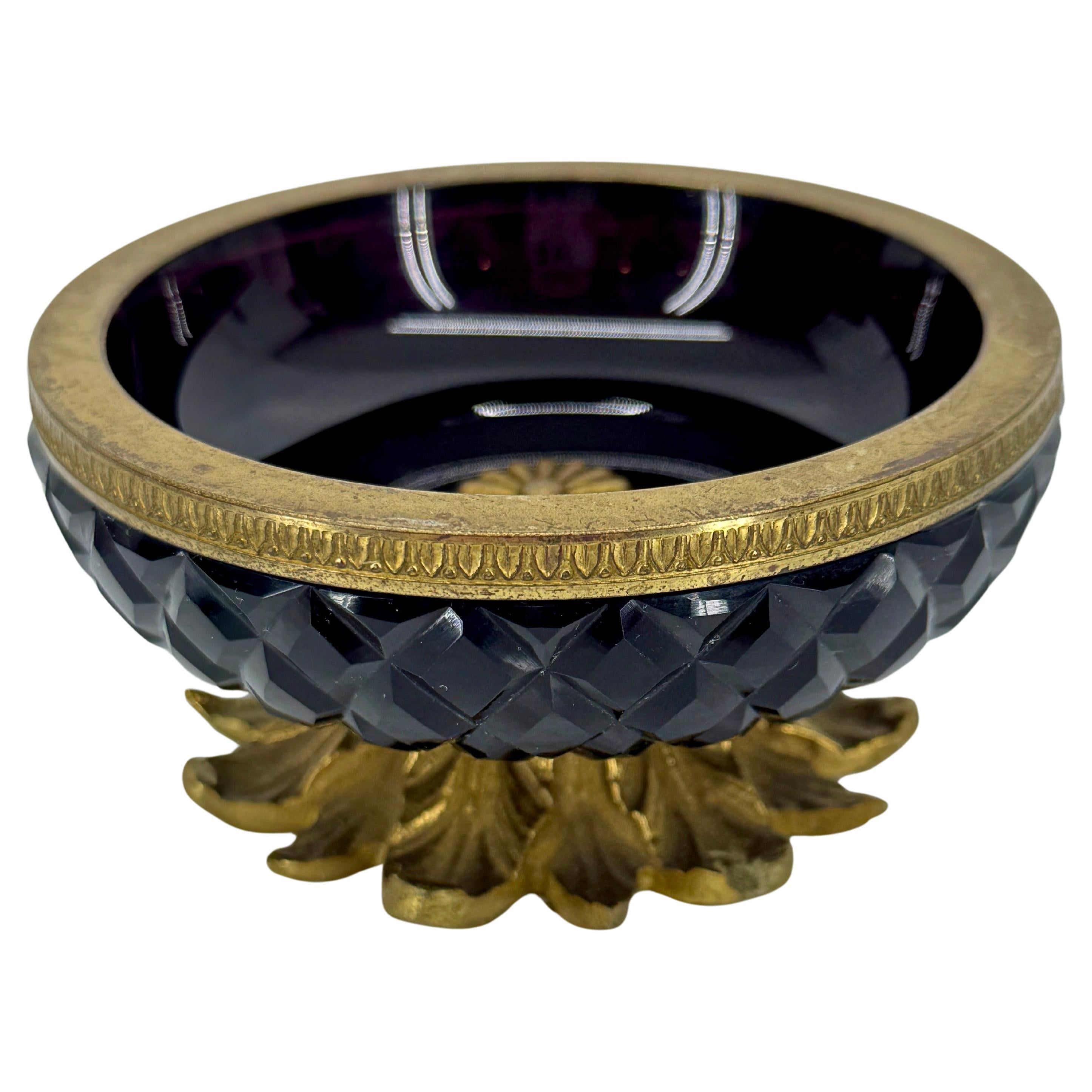 Französisches Amethystglas mit Schliff Schale vergoldete Bronze Empire