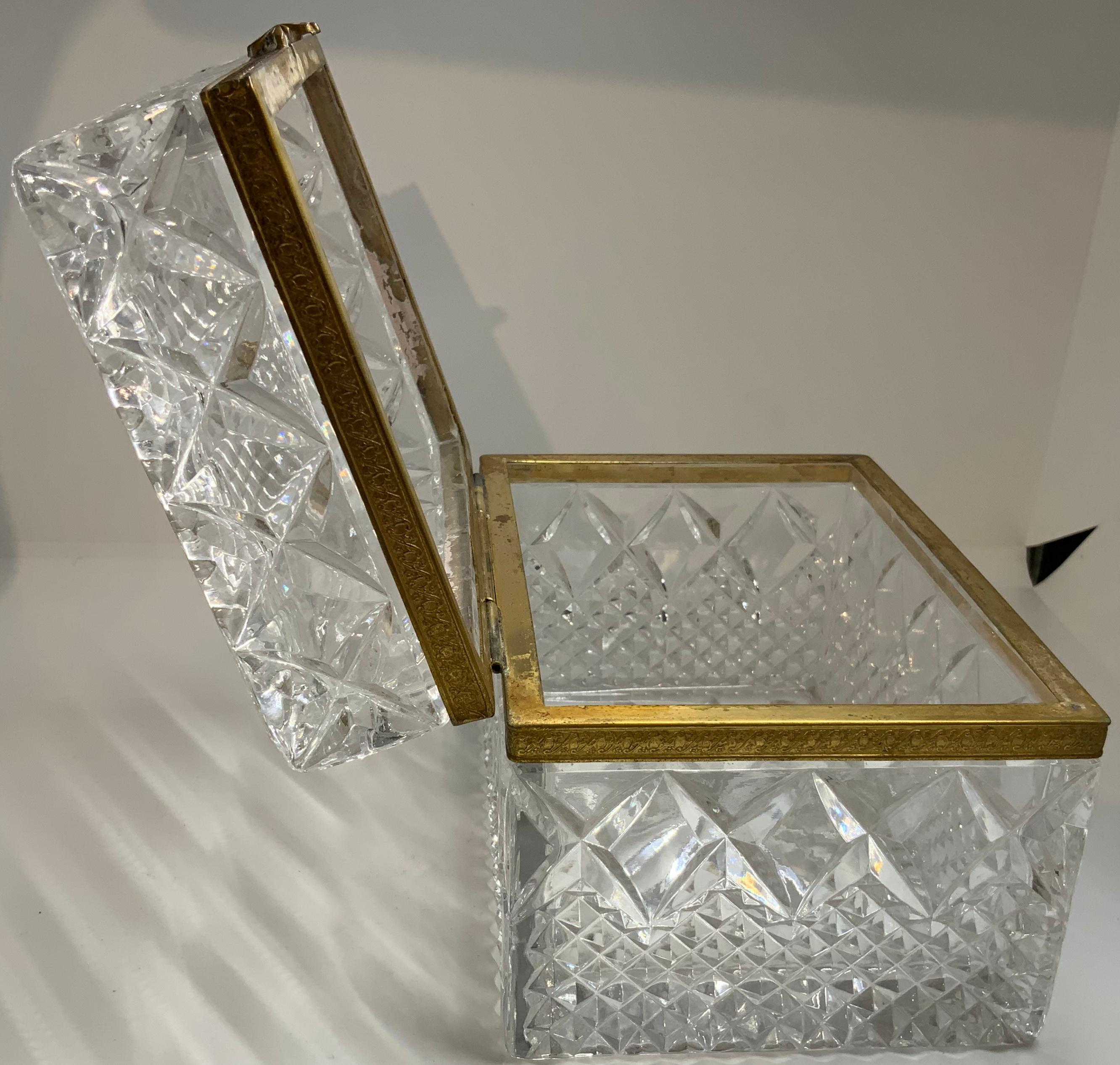 Art déco Boîte à bijoux table commode française en cristal taillé en vente