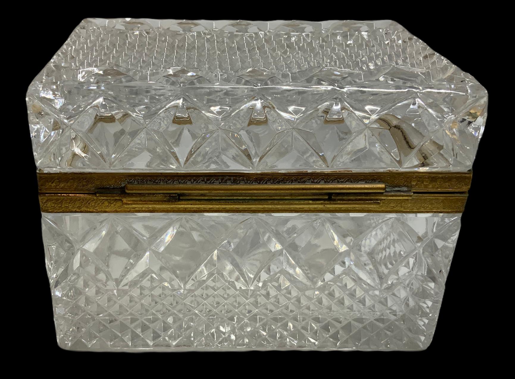 Fait à la machine Boîte à bijoux table commode française en cristal taillé en vente