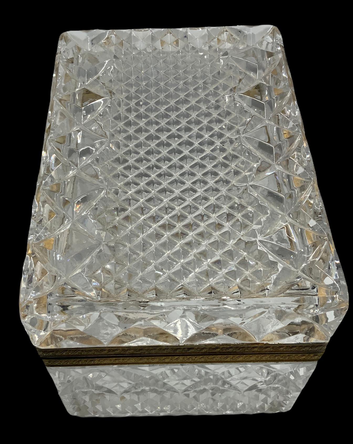 French Cut Crystal Dresser Table Jewelry Box In Good Condition For Sale In Guaynabo, PR