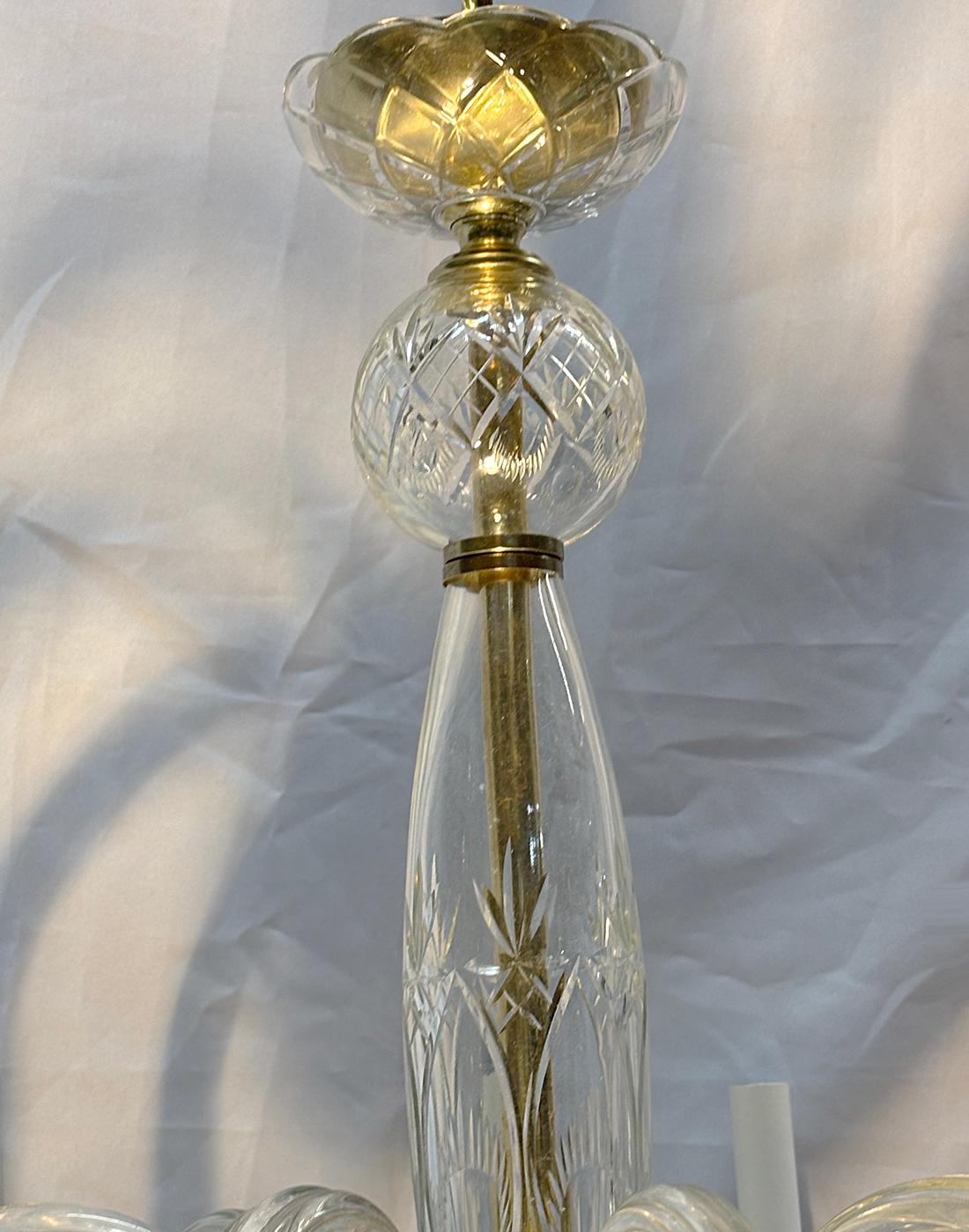 Lustre à 12 lumières en cristal taillé et verre, datant des années 1950.

Mesures :
Hauteur minimale : 27