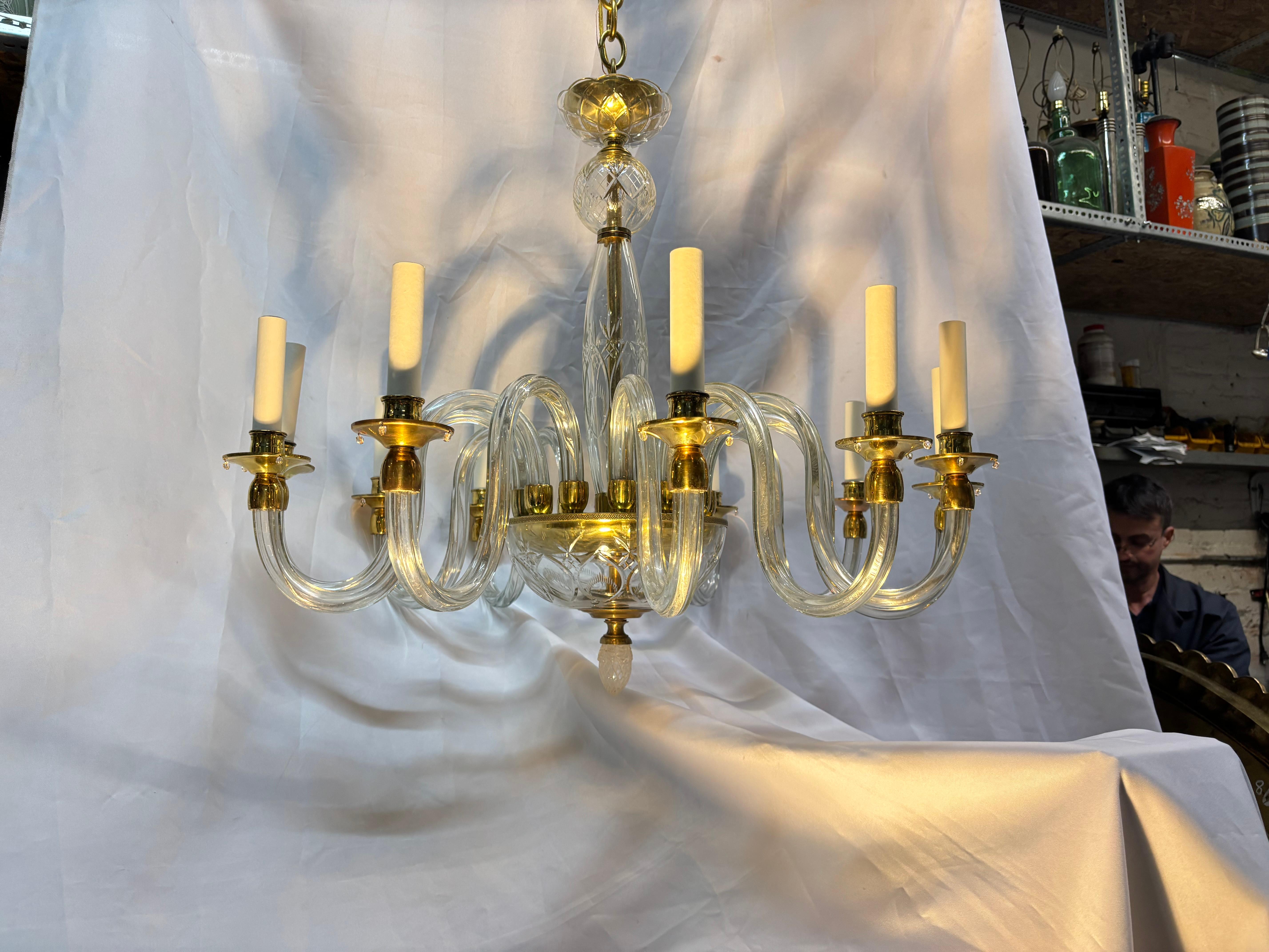 Milieu du XXe siècle Lustre en cristal taillé à la française en vente