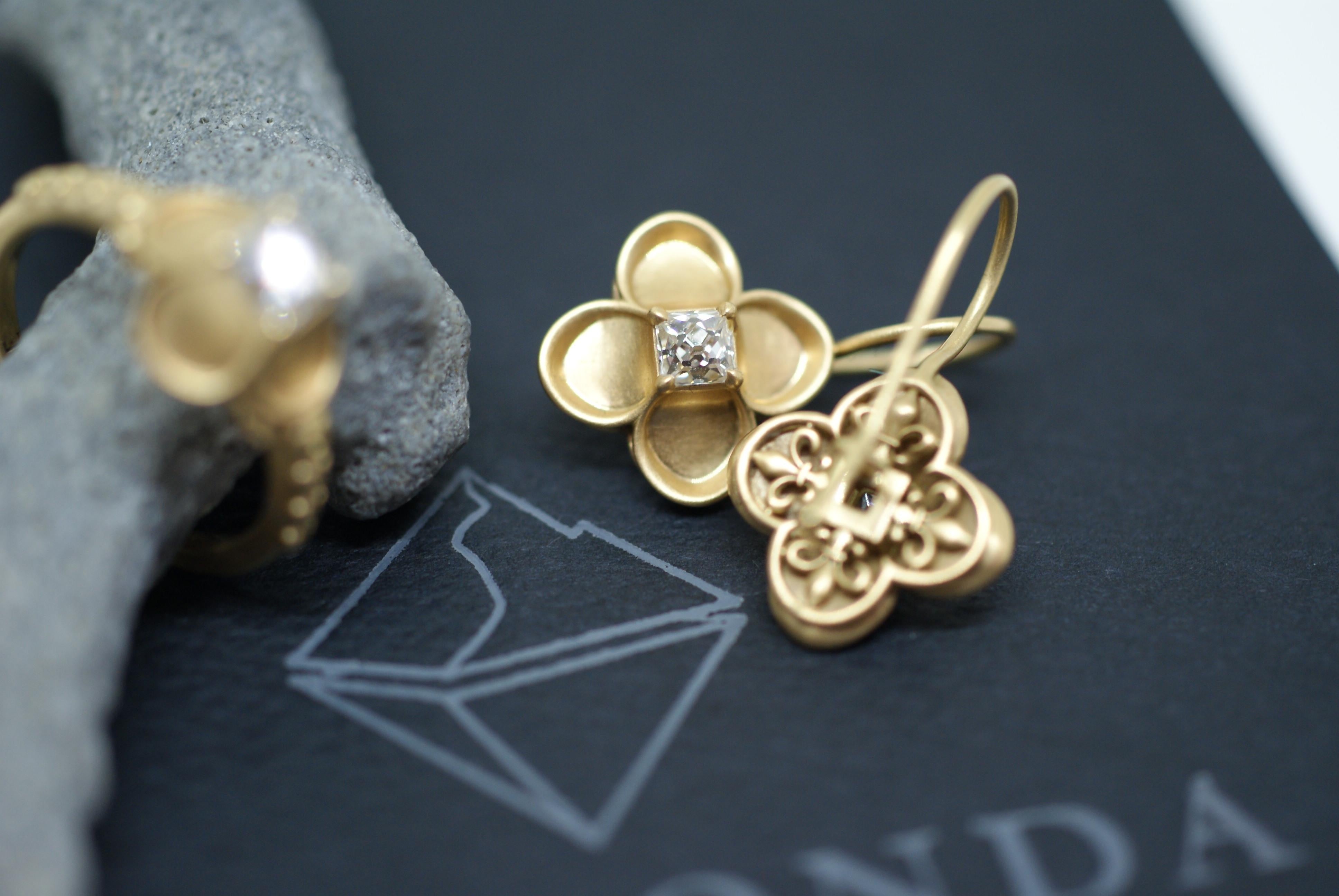 French-Cut Diamond and 18 Karat Gold Renaissance Revival 'Fleur de Lys' Earrings In New Condition For Sale In New York, NY