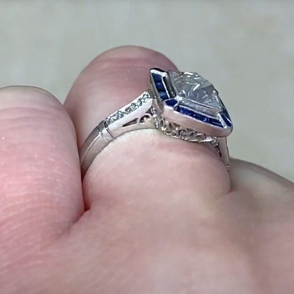 Diamantring mit französischem Diamantschliff (GIA ca. 1,60 Karat), Saphir-Halo, Platin (Französischer Schliff) im Angebot