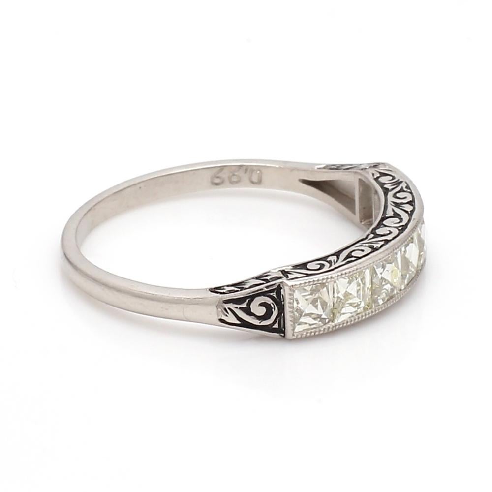 Bague en platine avec diamants de taille française

Cette élégante bague en platine présente une rangée de diamants de taille française, chacun affichant une teinte blanche et une pureté VS1. Les diamants sont sertis de manière experte dans du