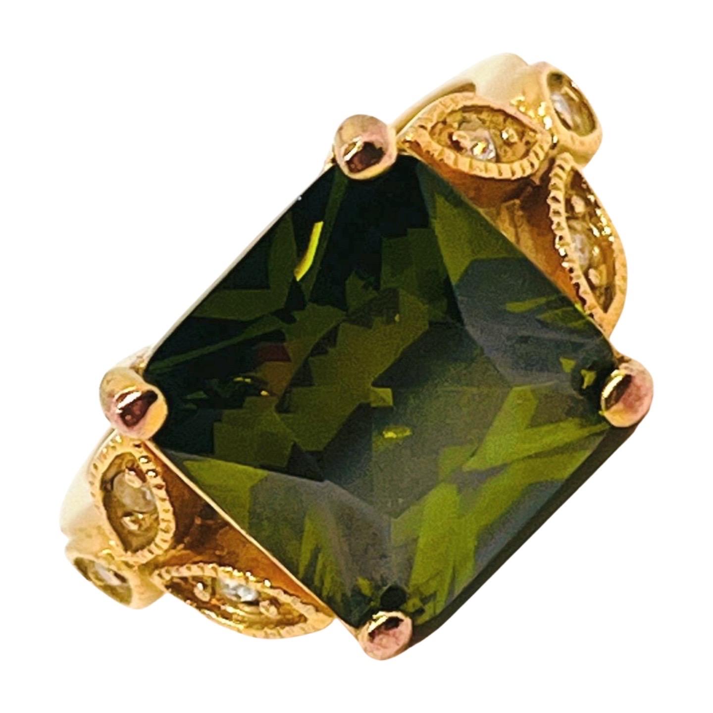 Anello d'oro con peridoto finto taglio francese, CZ, gambo a cattedrale, stile Belle Epoque in vendita 4