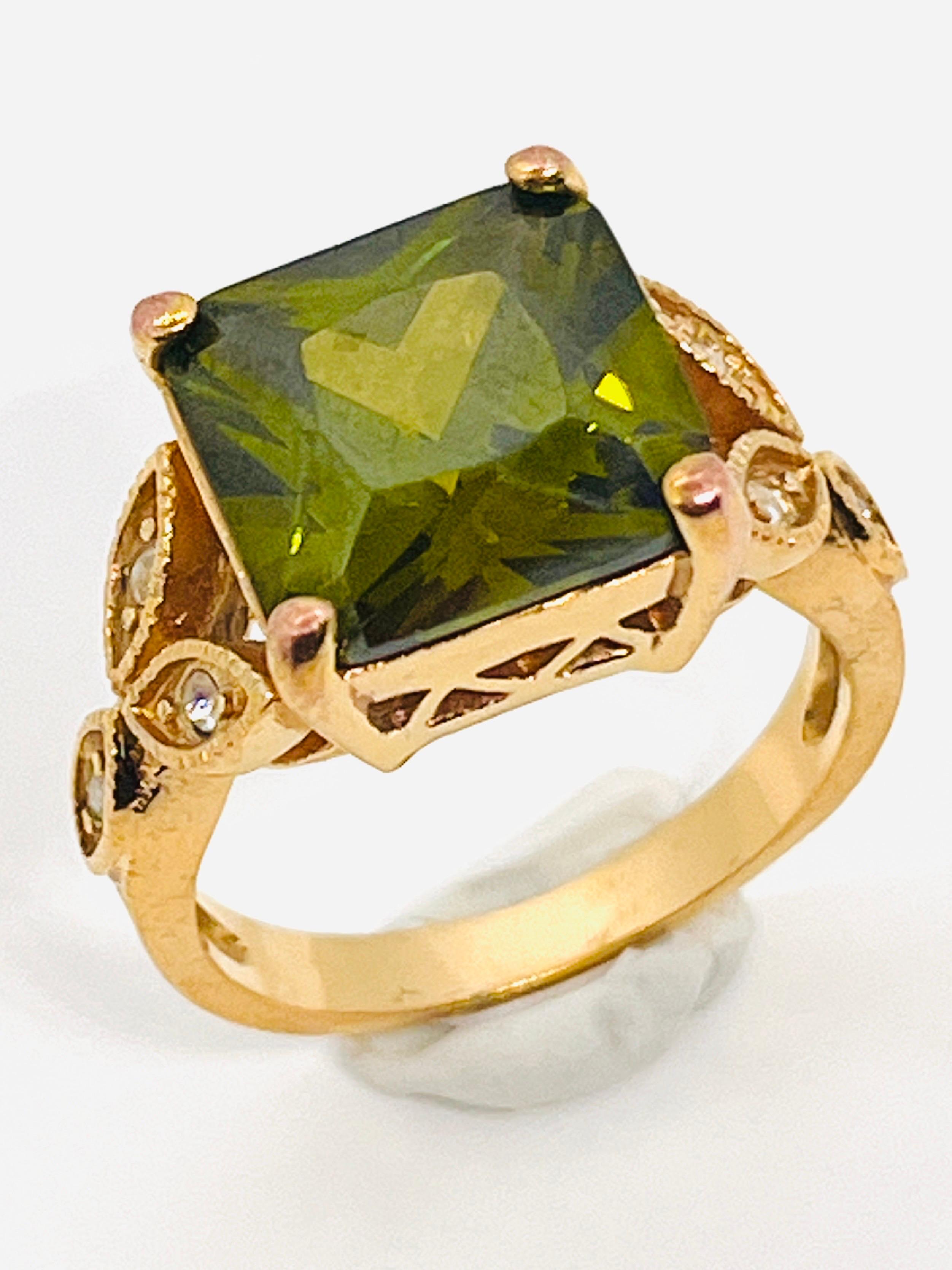 Anello d'oro con peridoto finto taglio francese, CZ, gambo a cattedrale, stile Belle Epoque in vendita 8