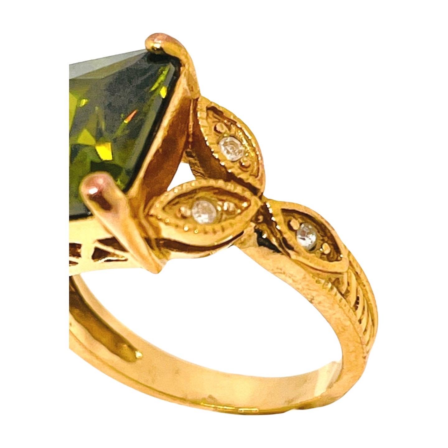 Belle Époque Anello d'oro con peridoto finto taglio francese, CZ, gambo a cattedrale, stile Belle Epoque in vendita