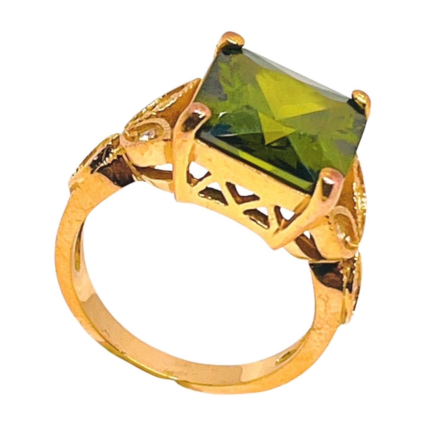 Taglio francese Anello d'oro con peridoto finto taglio francese, CZ, gambo a cattedrale, stile Belle Epoque in vendita