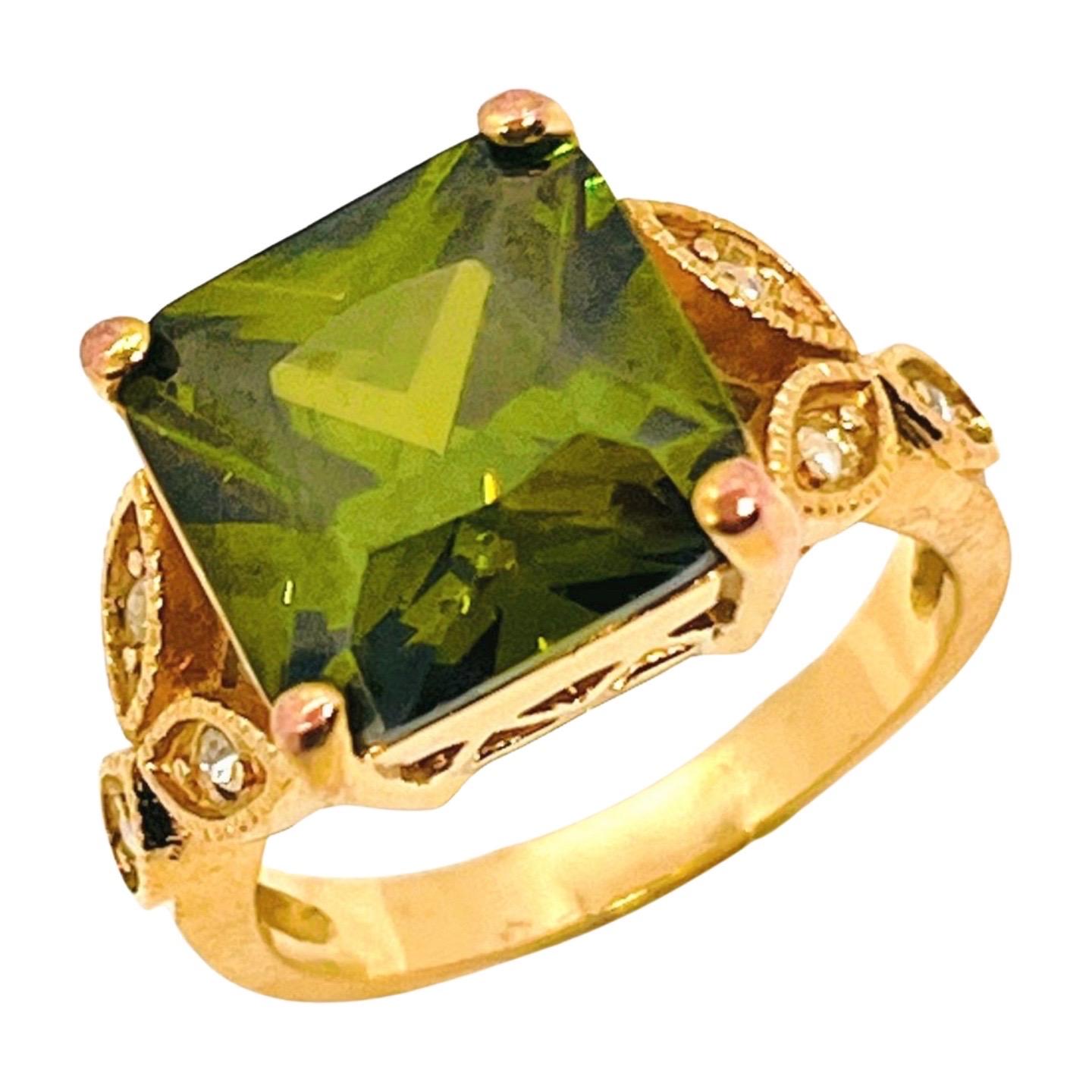 Anello d'oro con peridoto finto taglio francese, CZ, gambo a cattedrale, stile Belle Epoque In condizioni buone in vendita a Lynnwood, WA