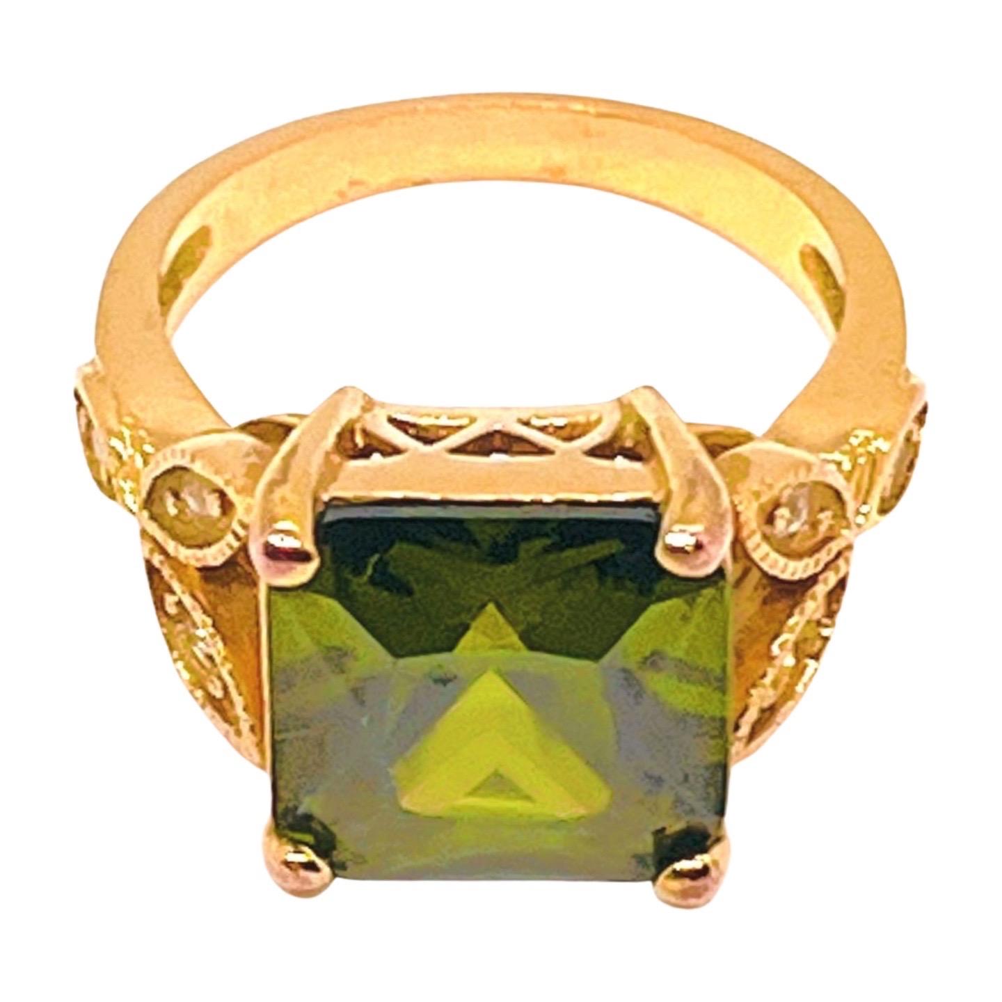 Anello d'oro con peridoto finto taglio francese, CZ, gambo a cattedrale, stile Belle Epoque in vendita 1