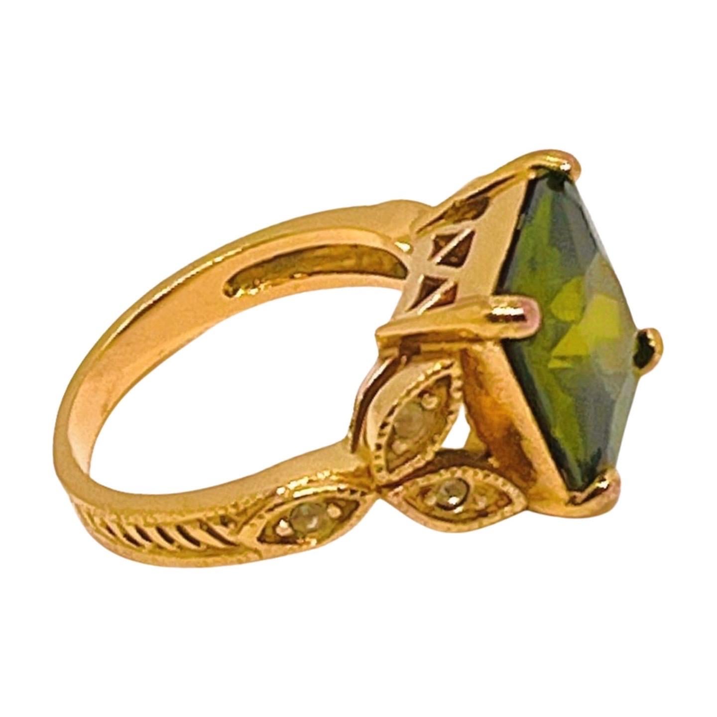Anello d'oro con peridoto finto taglio francese, CZ, gambo a cattedrale, stile Belle Epoque in vendita 2