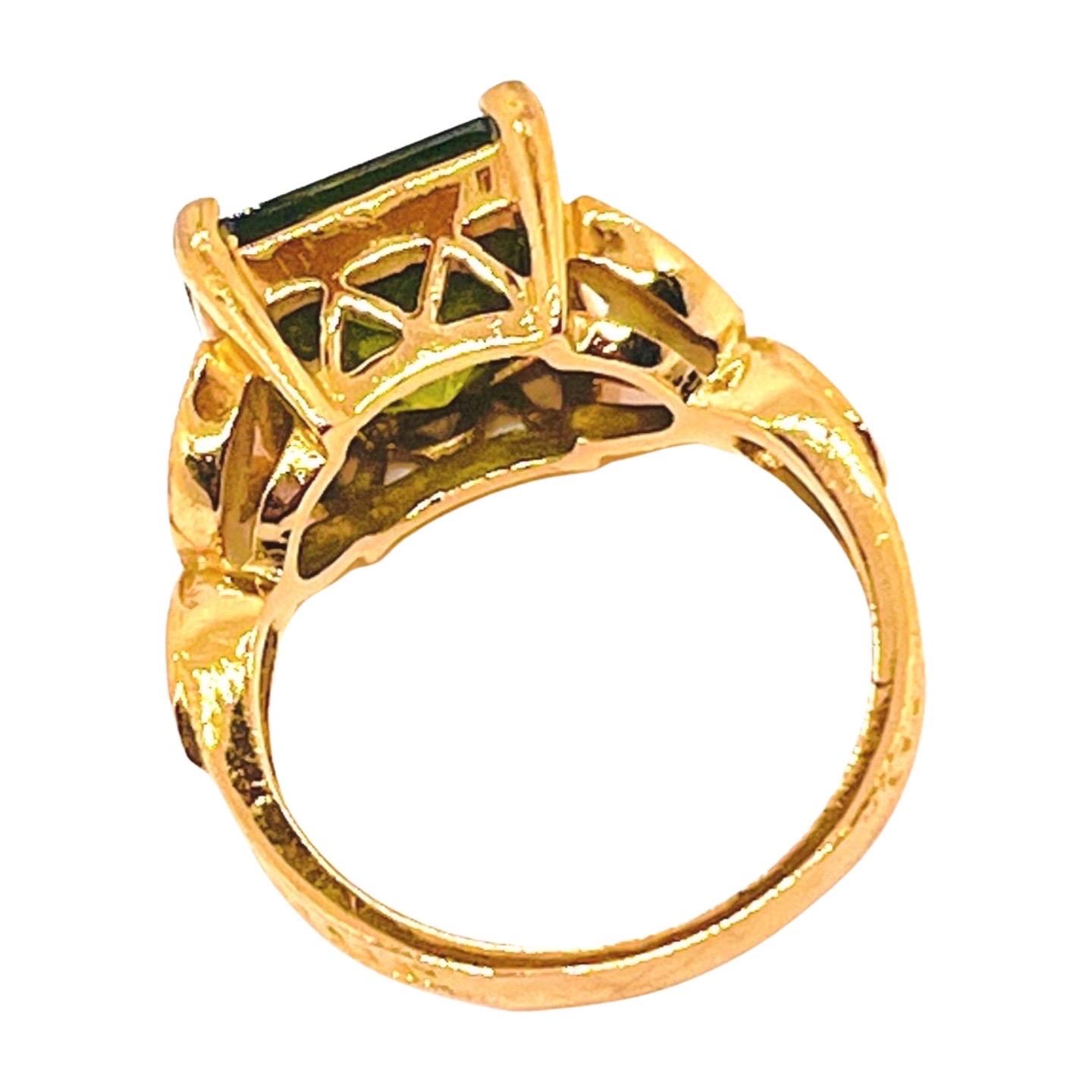 Anello d'oro con peridoto finto taglio francese, CZ, gambo a cattedrale, stile Belle Epoque in vendita 3