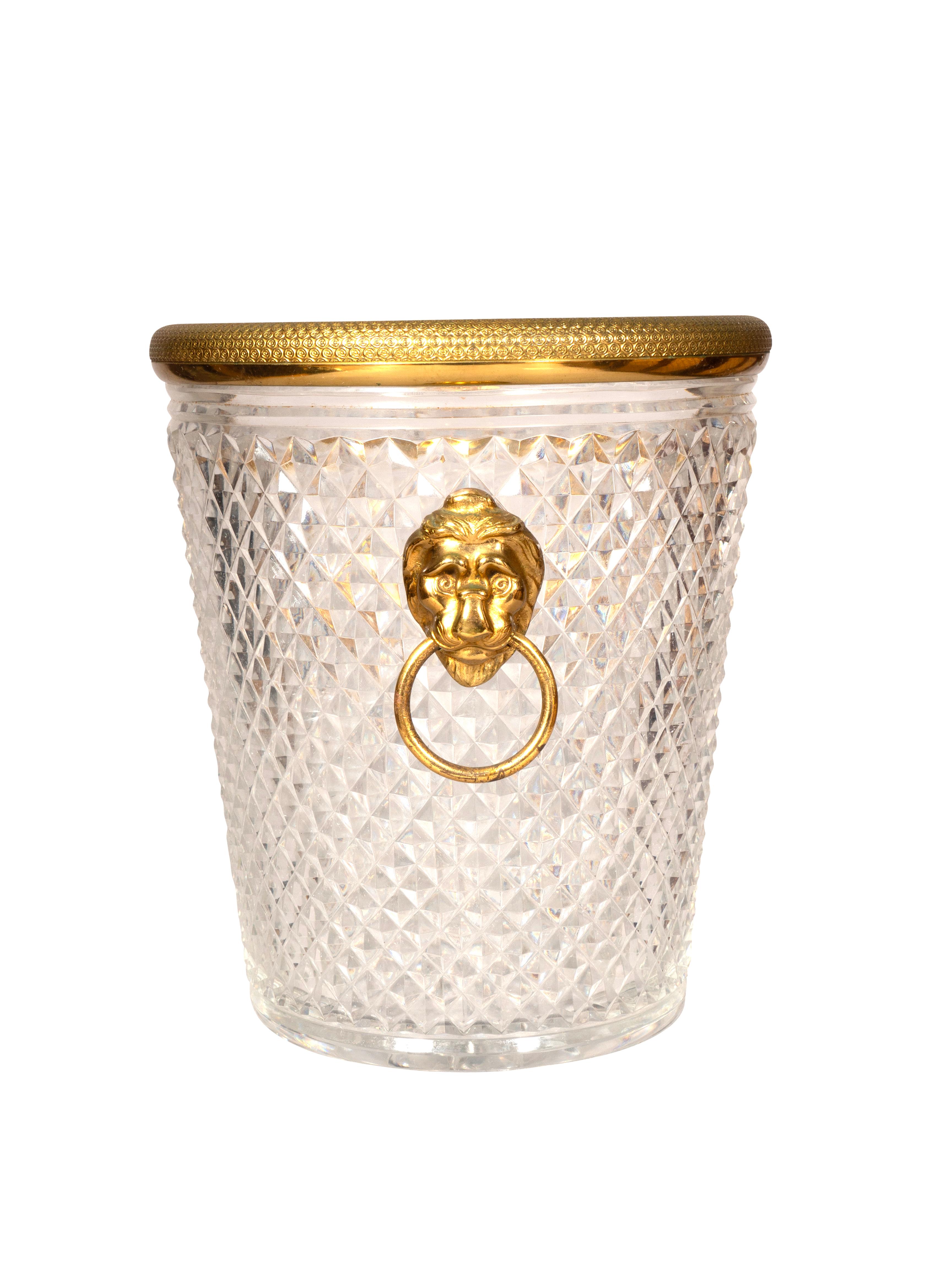 Cilíndrico con borde de bronce dorado y decoración cónica en forma de rombo con asas en forma de cabeza de león.