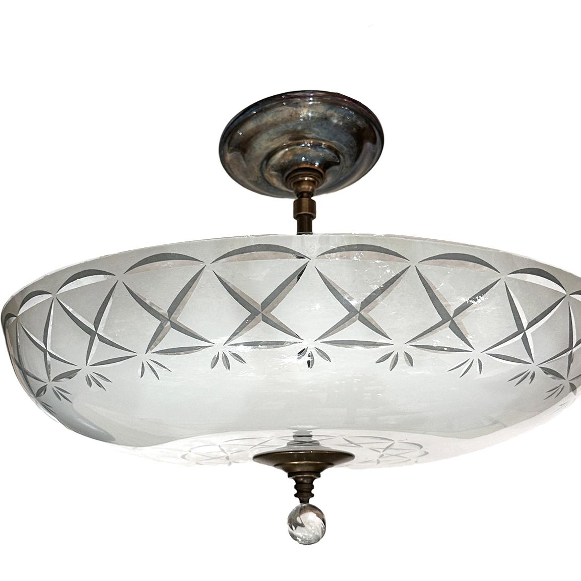 Un luminaire français des années 1920 avec un insert en verre gravé et deux lampes candélabres à l'intérieur.

Mesures :
Chute : 13
