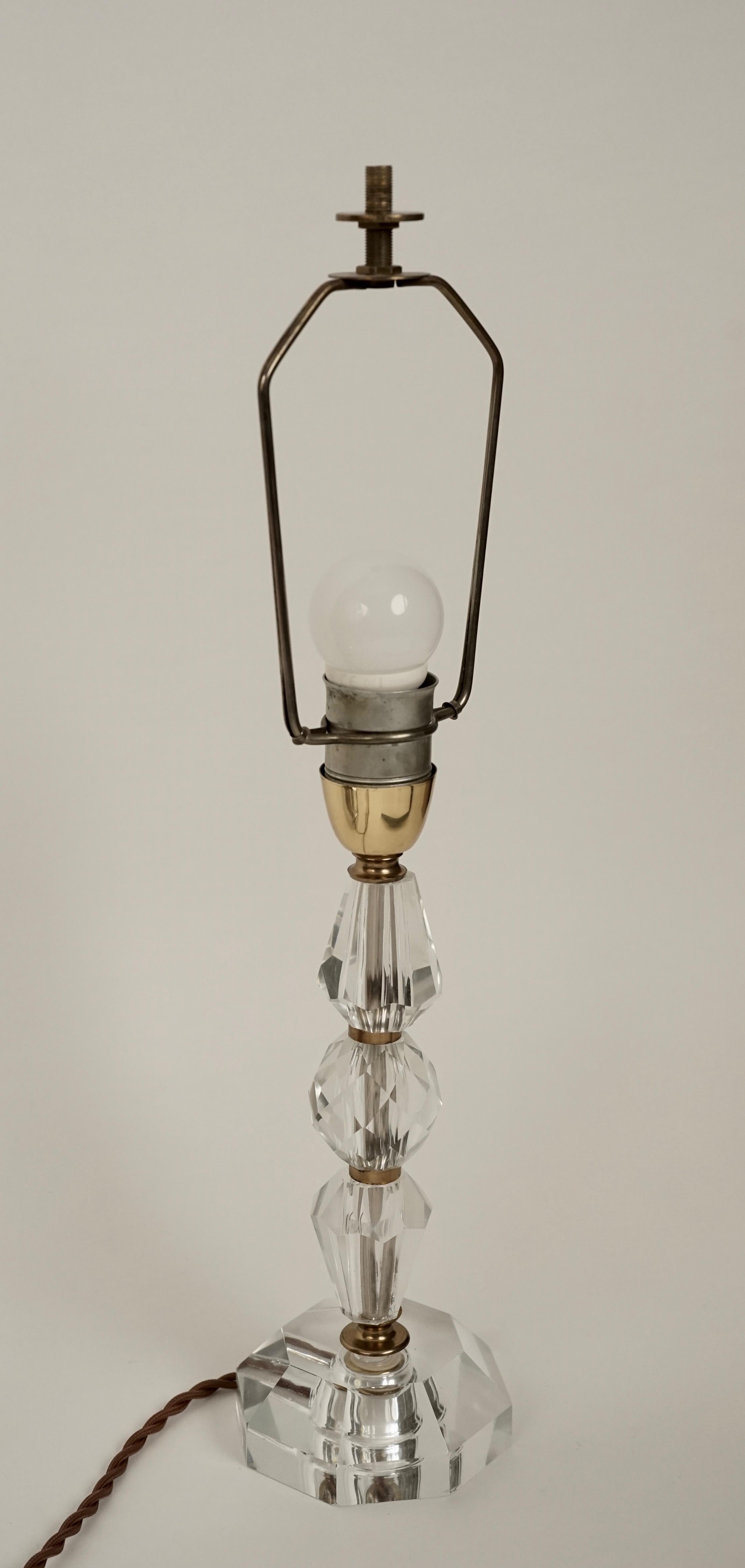 Französische Tischlampe aus geschliffenem Glas aus den 1920er Jahren im Zustand „Gut“ im Angebot in Vienna, Austria