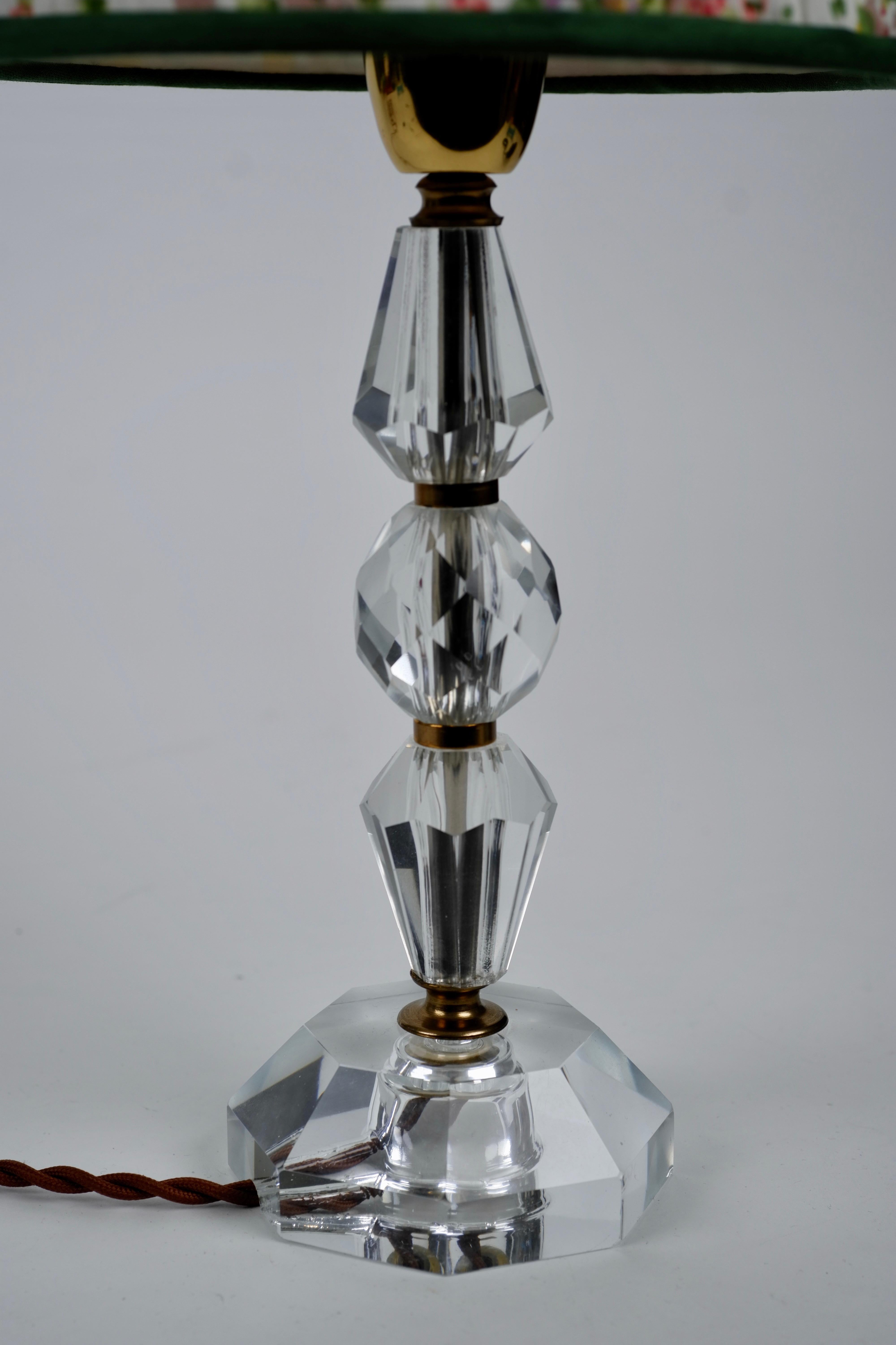 Französische Tischlampe aus geschliffenem Glas aus den 1920er Jahren (Frühes 20. Jahrhundert) im Angebot