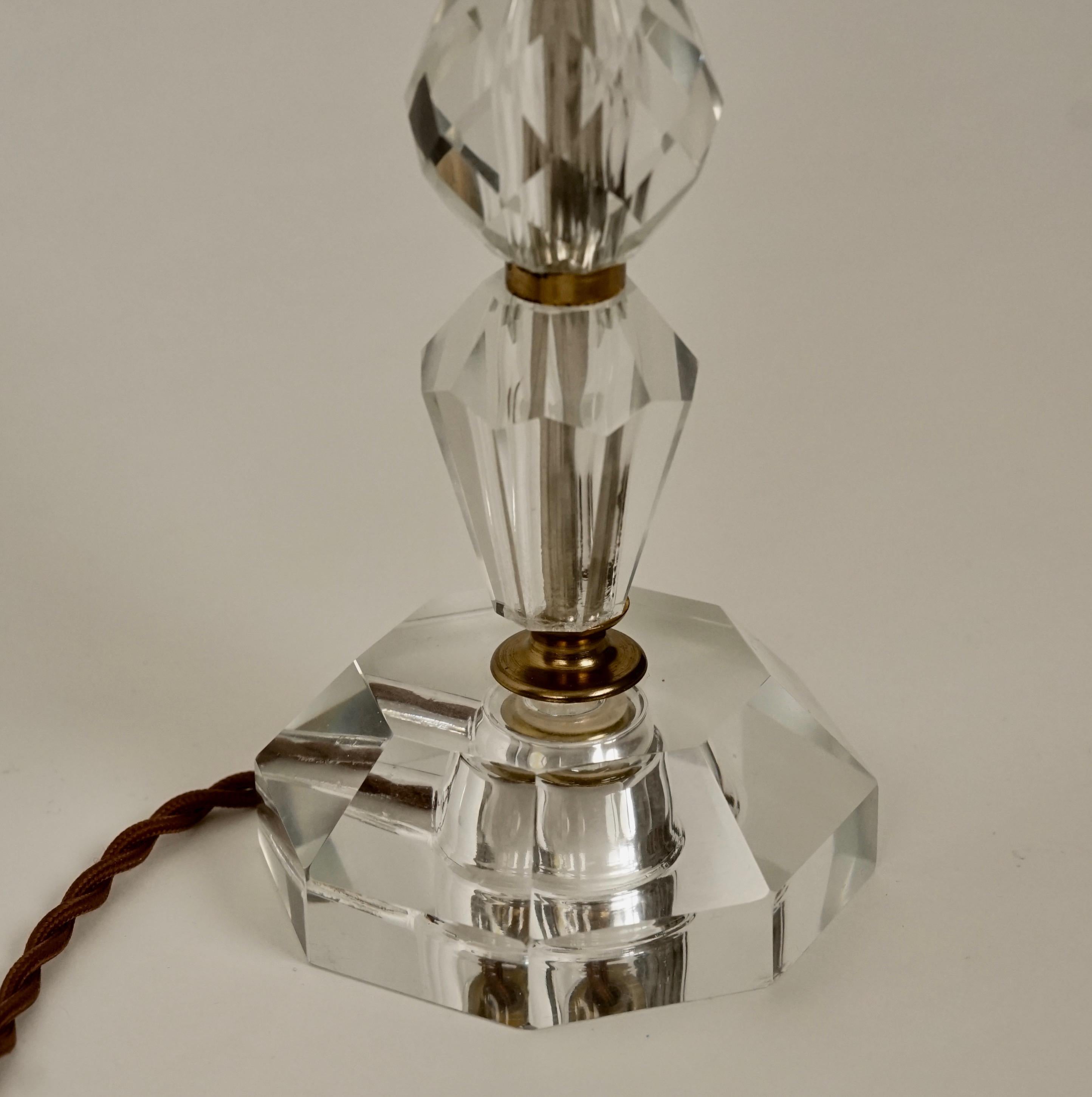 Französische Tischlampe aus geschliffenem Glas aus den 1920er Jahren (Seide) im Angebot