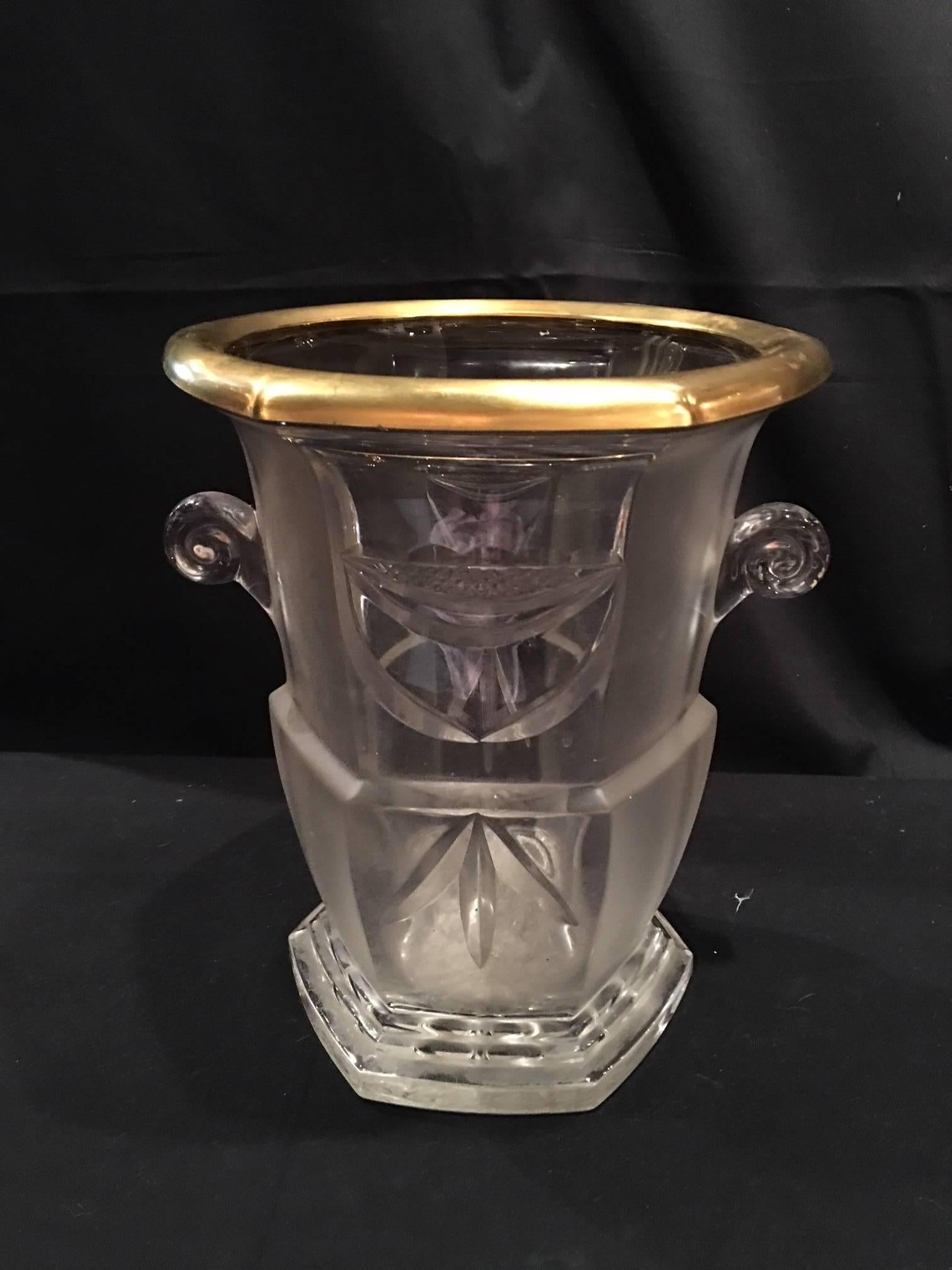 Französische Vase oder Eiskübel aus geschliffenem Glas mit vergoldetem Rand, Anfang 20. Jahrhundert.