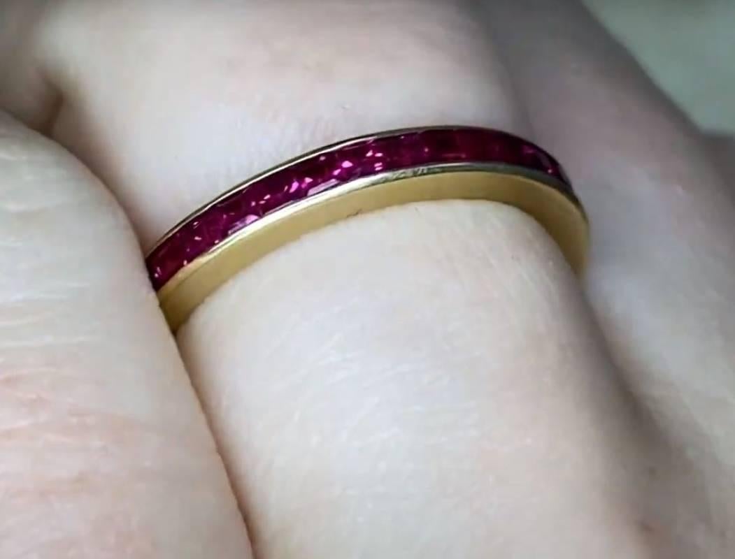 French Cut Natural Ruby Eternity Band Ring, 14k Gelbgold im Zustand „Hervorragend“ in New York, NY