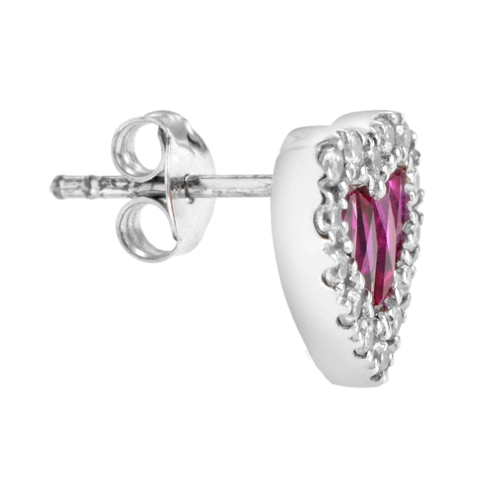 Portez toujours l'amour avec vous en portant ces boucles d'oreilles lumineuses en forme de cœur, ornées de rubis et de diamants. Ces boucles d'oreilles en forme de cœur, simples mais significatives, sont un cadeau idéal pour la personne que vous