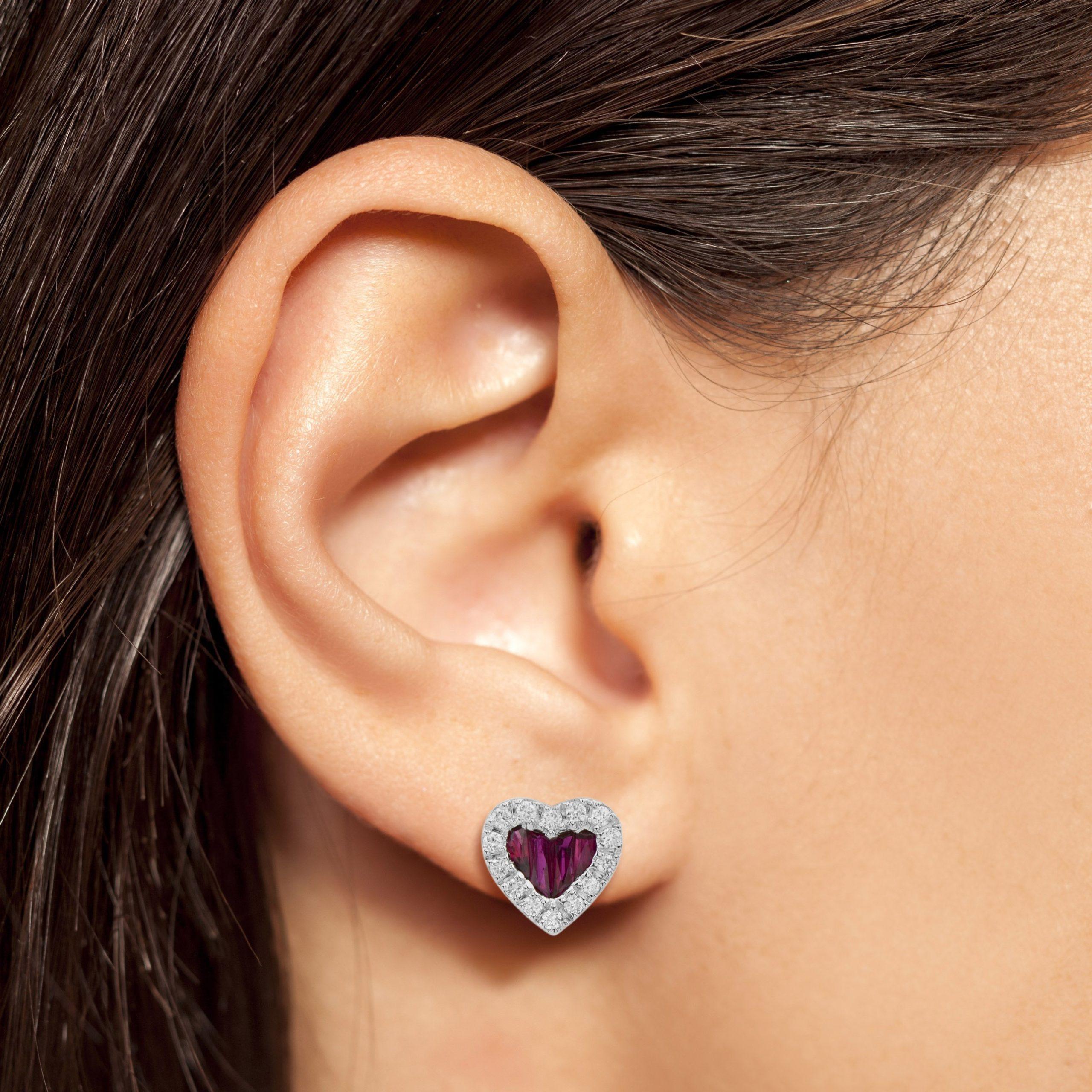 Boucles d'oreilles or blanc 14K en forme de coeur avec halo de diamants et rubis rouge et rose de taille française Neuf - En vente à Oakton, VA