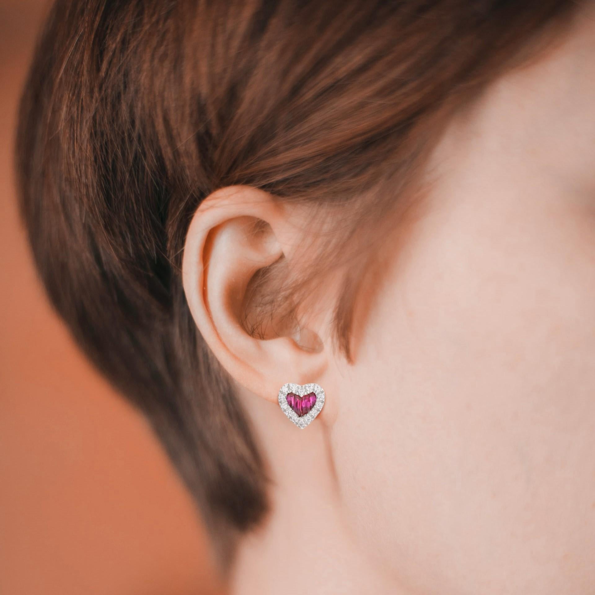 Boucles d'oreilles or blanc 14K en forme de coeur avec halo de diamants et rubis rouge et rose de taille française Pour femmes en vente