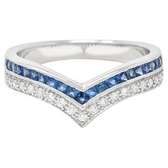 Anello con zaffiro taglio francese e diamante in oro bianco 14 carati con contorno Chevron