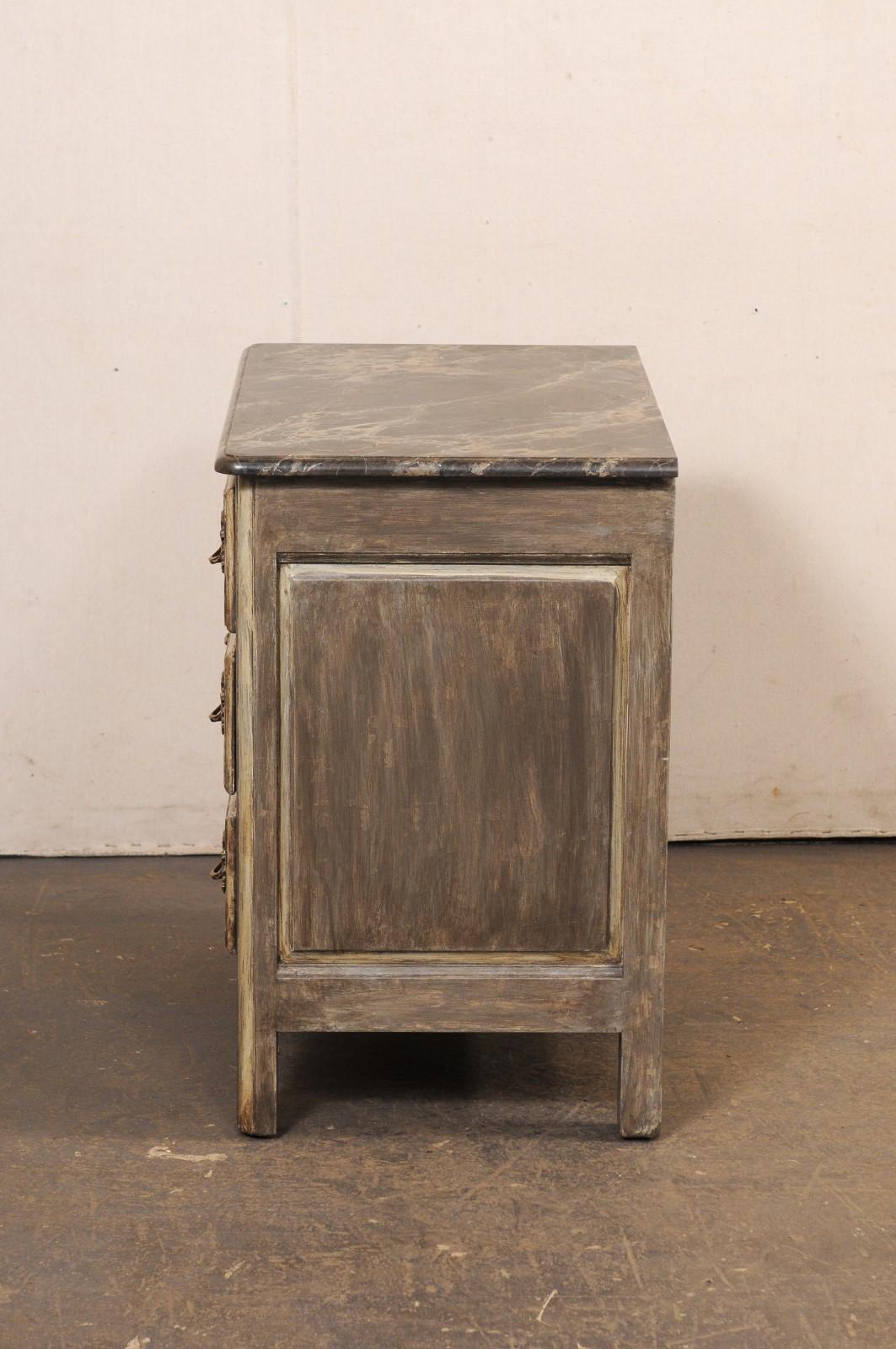 Cassettone francese a 4 cassetti con piano in finto marmo verniciato in vendita 4