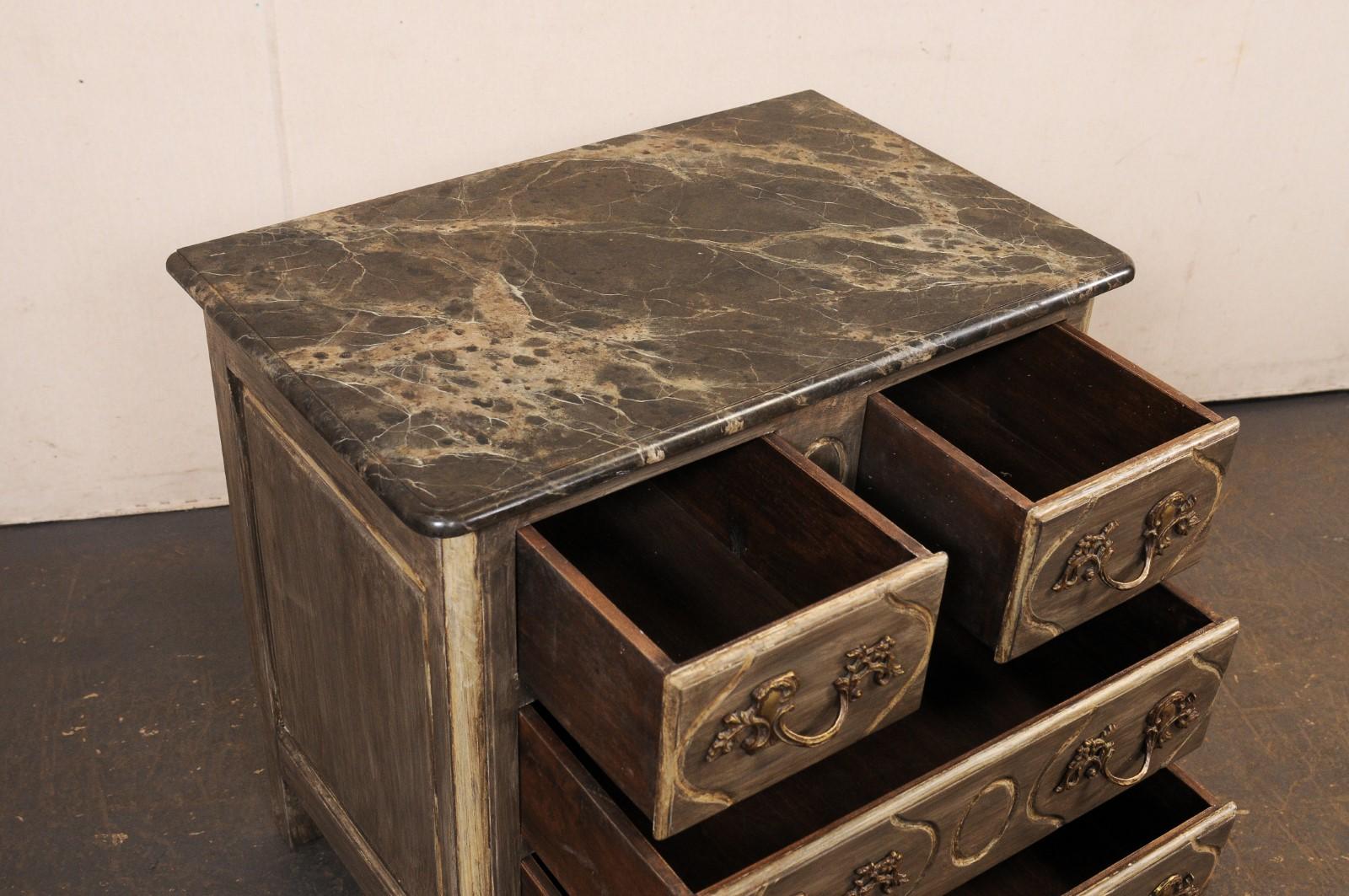 XX secolo Cassettone francese a 4 cassetti con piano in finto marmo verniciato in vendita