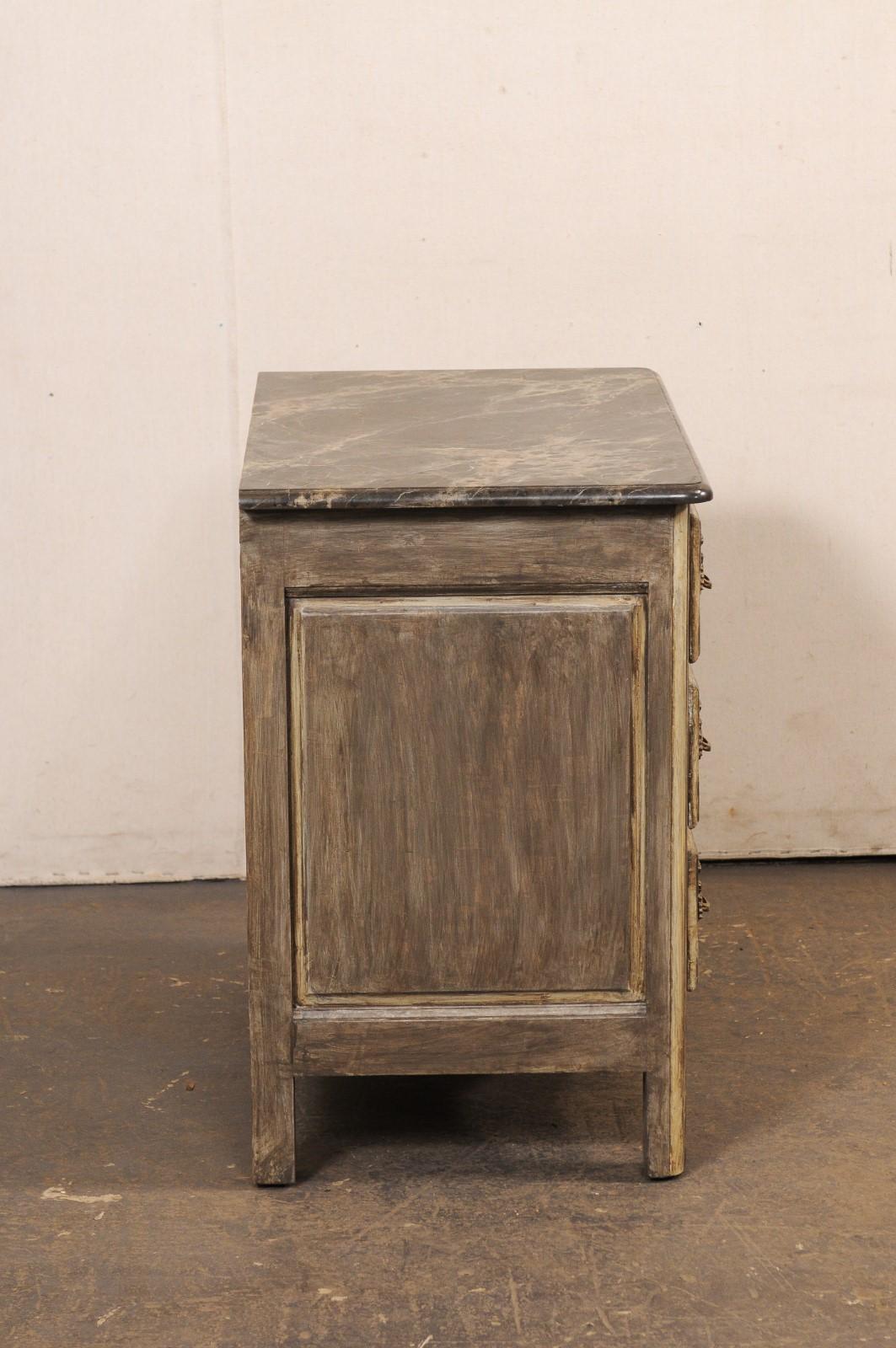 Legno Cassettone francese a 4 cassetti con piano in finto marmo verniciato in vendita