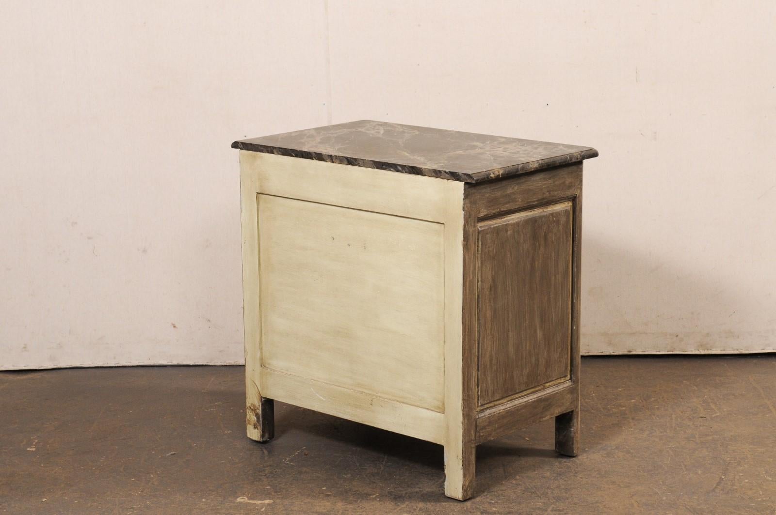 Cassettone francese a 4 cassetti con piano in finto marmo verniciato in vendita 1