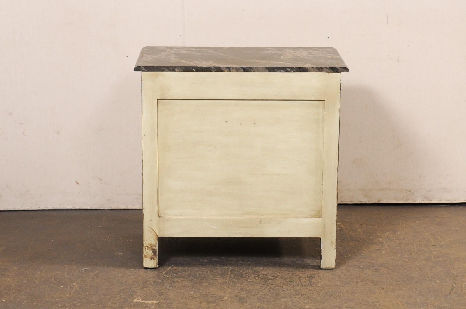 Cassettone francese a 4 cassetti con piano in finto marmo verniciato in vendita 2
