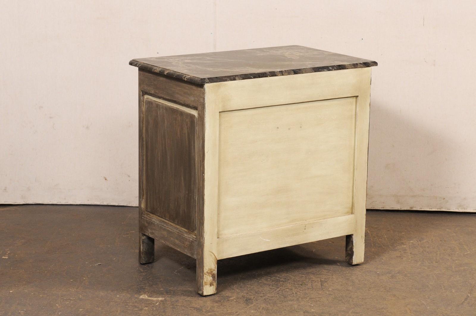 Cassettone francese a 4 cassetti con piano in finto marmo verniciato in vendita 3