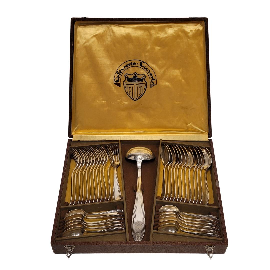 Ensemble de couverts en métal argenté par Orfèvrerie-Couverts ATO, 37 pièces
Set de couverts en métal argenté, élégant et intemporel, de la maison française Orfèvrerie-Couverts ATO, spécialisée dans l'orfèvrerie et l'argenterie. Chaque pièce porte