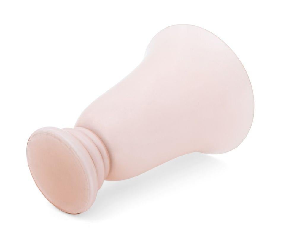 20ième siècle Paire de lampes de table françaises Cvv Vianne en verre rose en vente