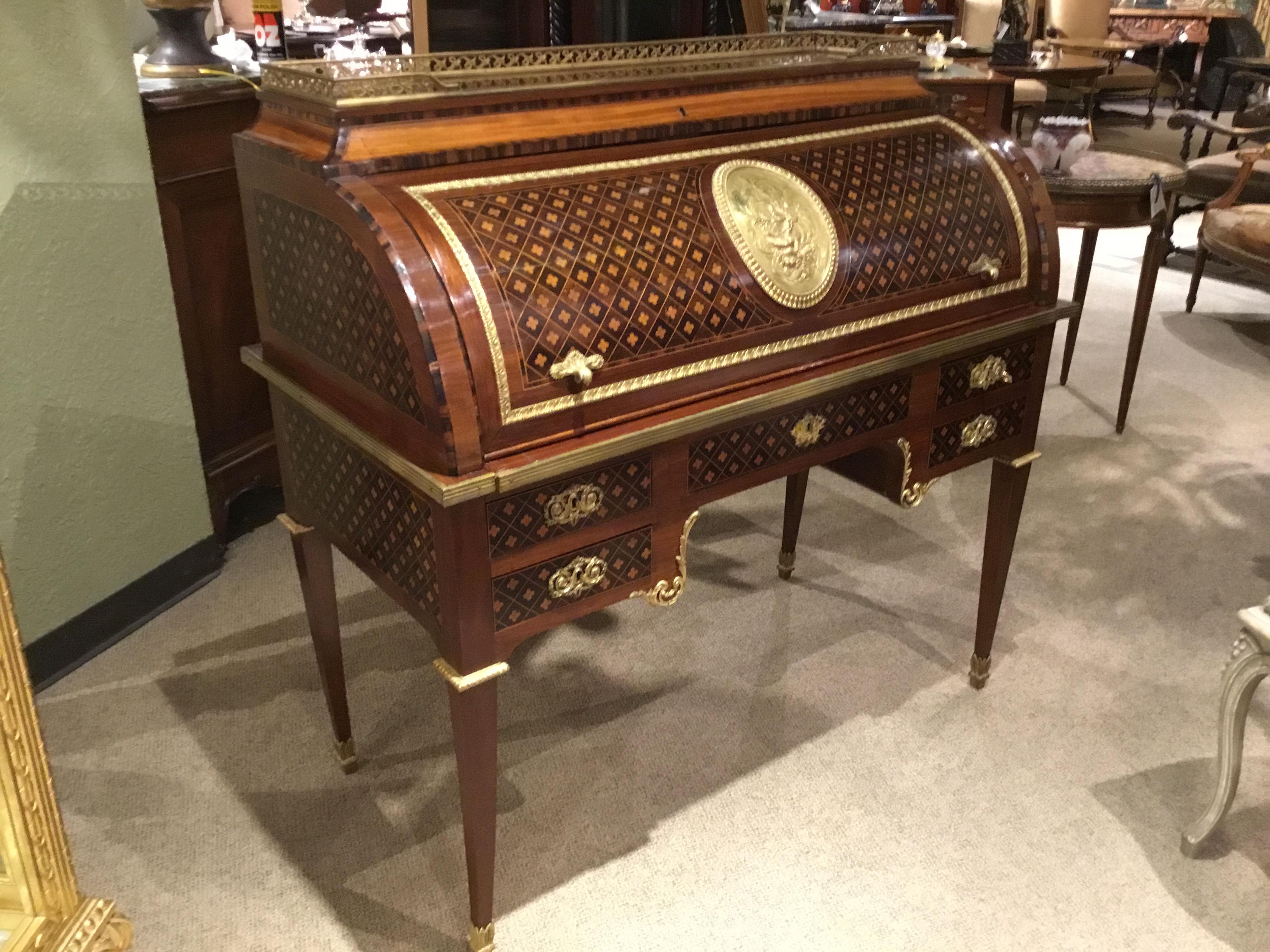 French Cylindre Desk, 19th Century in Walnut with Marquetry Very Fine Quality In Good Condition In Houston, TX