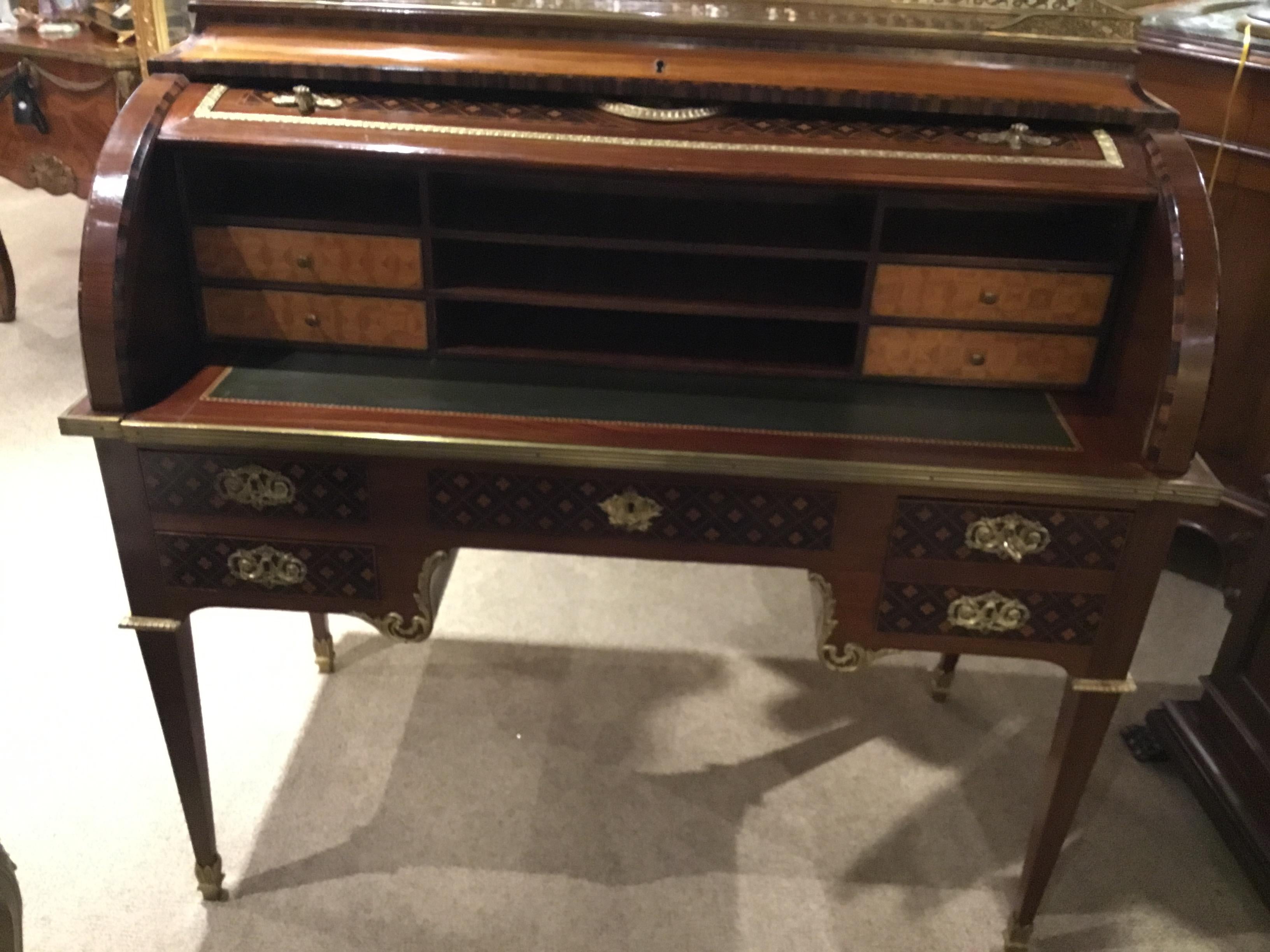 French Cylindre Desk, 19th Century in Walnut with Marquetry Very Fine Quality 4