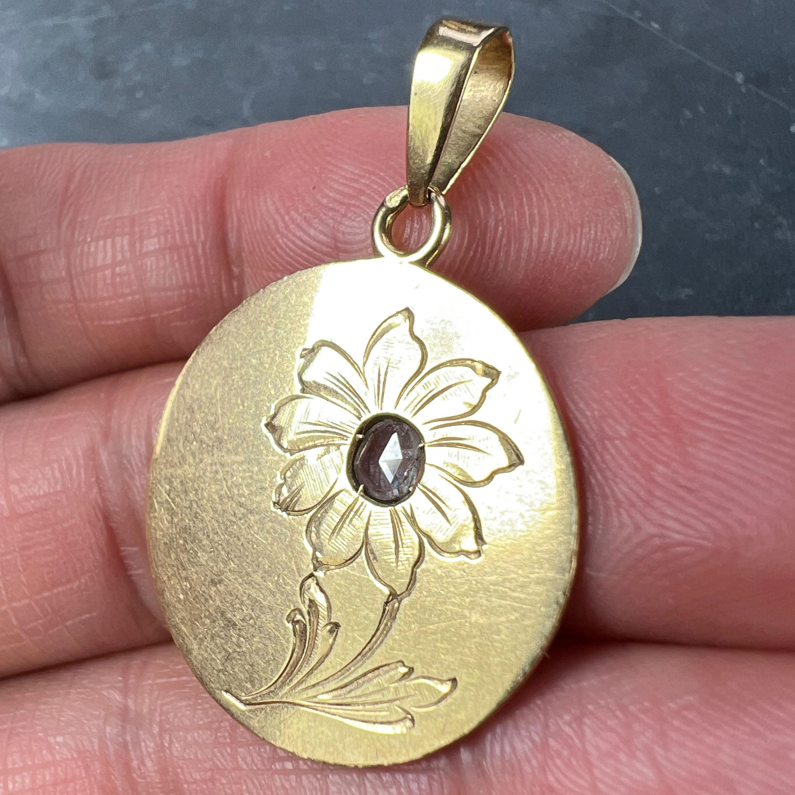 French Daisy Margherite Flower 18 Karat Yellow Gold Diamond Charm Pendant For Sale 2